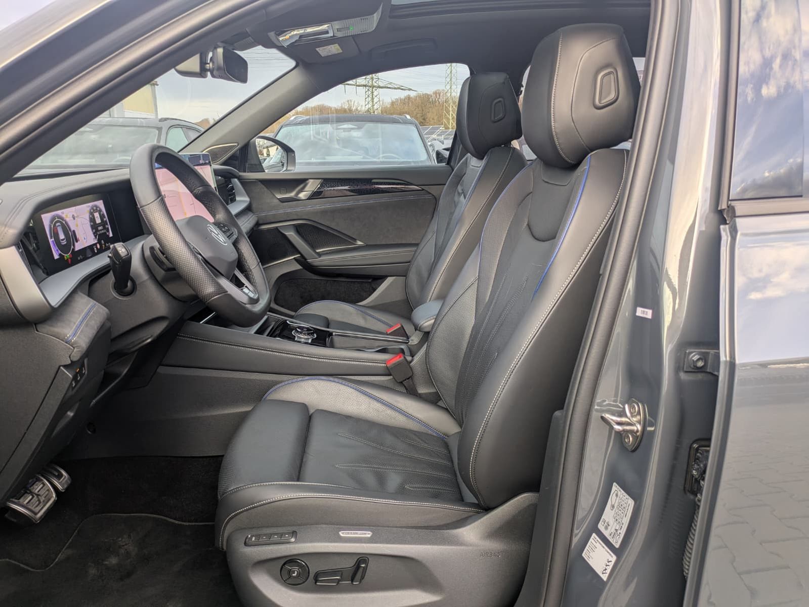 Fahrzeugabbildung Volkswagen Tayron 2.0 TDI 4M R-Line BLACK*7S*IQ*LEDER*PANO