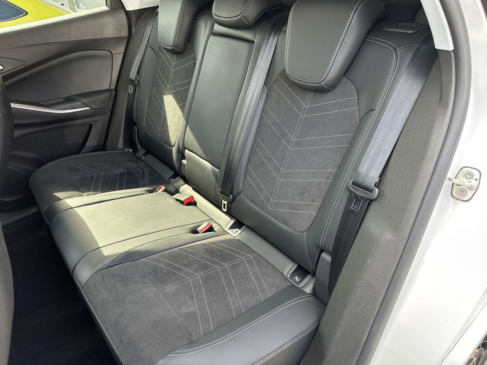Fahrzeugabbildung Opel Grandland (X) 1.5 D Elegance NAV+MATRIX+ACC+AHK
