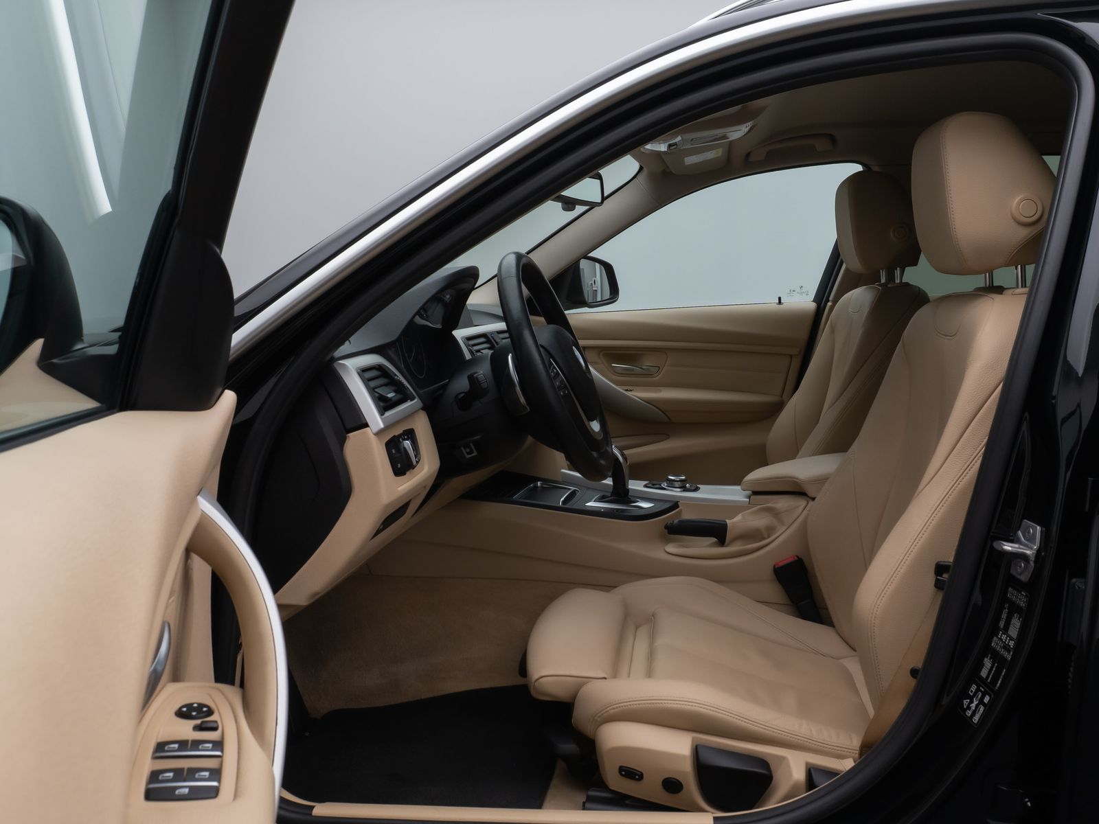 Fahrzeugabbildung BMW 320d xD PDC HUD Lenkrhzg Stop&Go Alarm Komfort