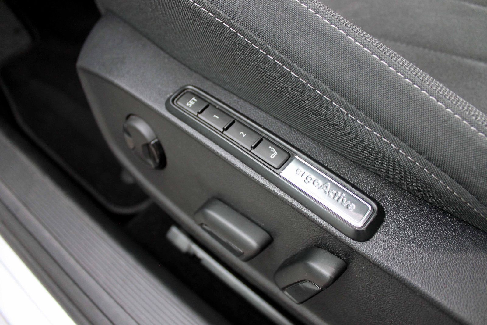 Fahrzeugabbildung Volkswagen Golf Variant 2.0TDI DSG Style AHK ACC KAM LED BT