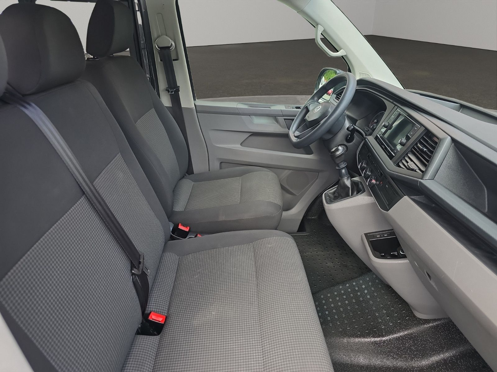 Fahrzeugabbildung Volkswagen T6 Transporter Kombi Langer Radstand 9 Sitzer
