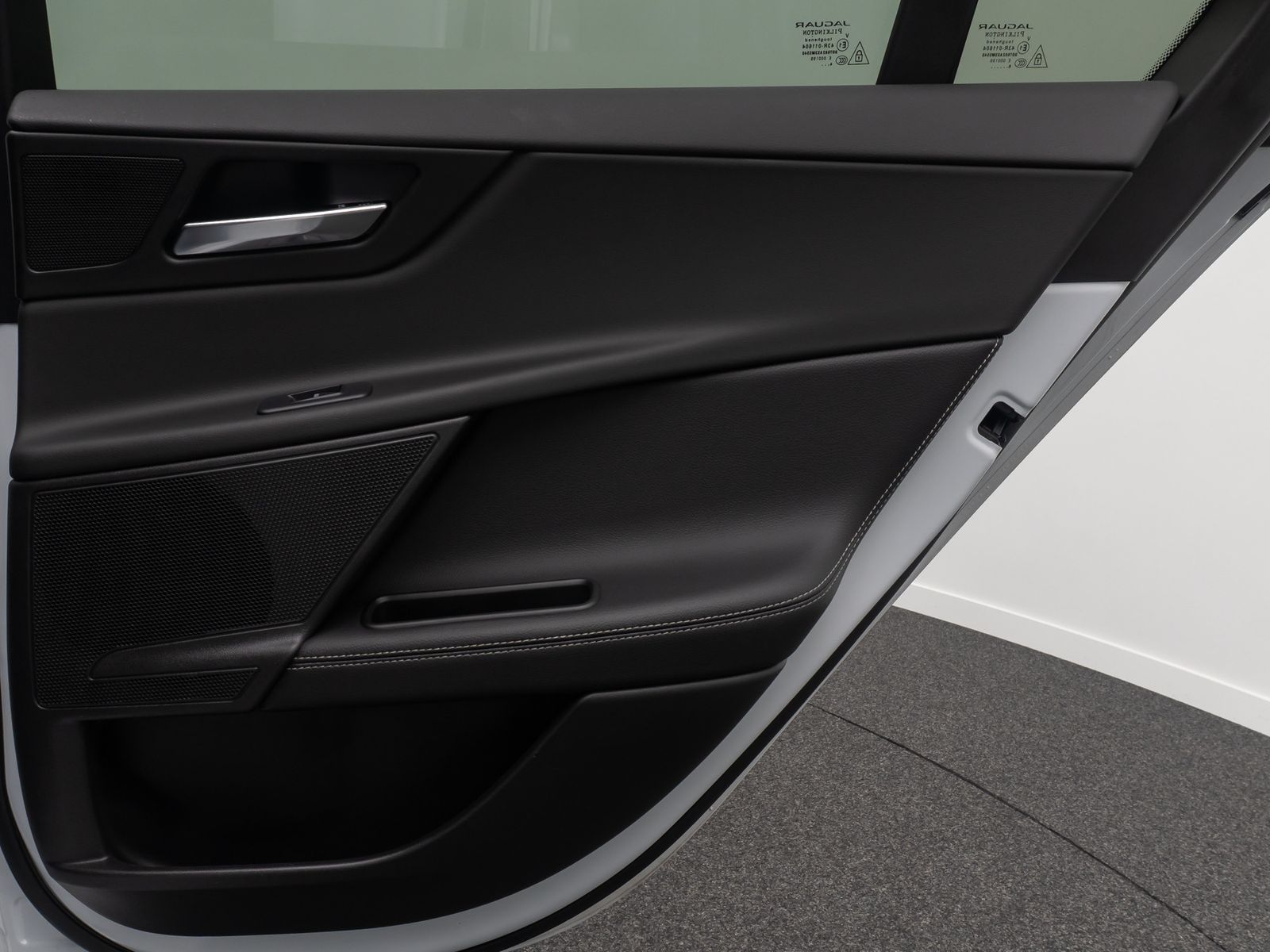 Fahrzeugabbildung Jaguar XE R-Sport FahrAssist Navi Sound Komfort 19Zoll