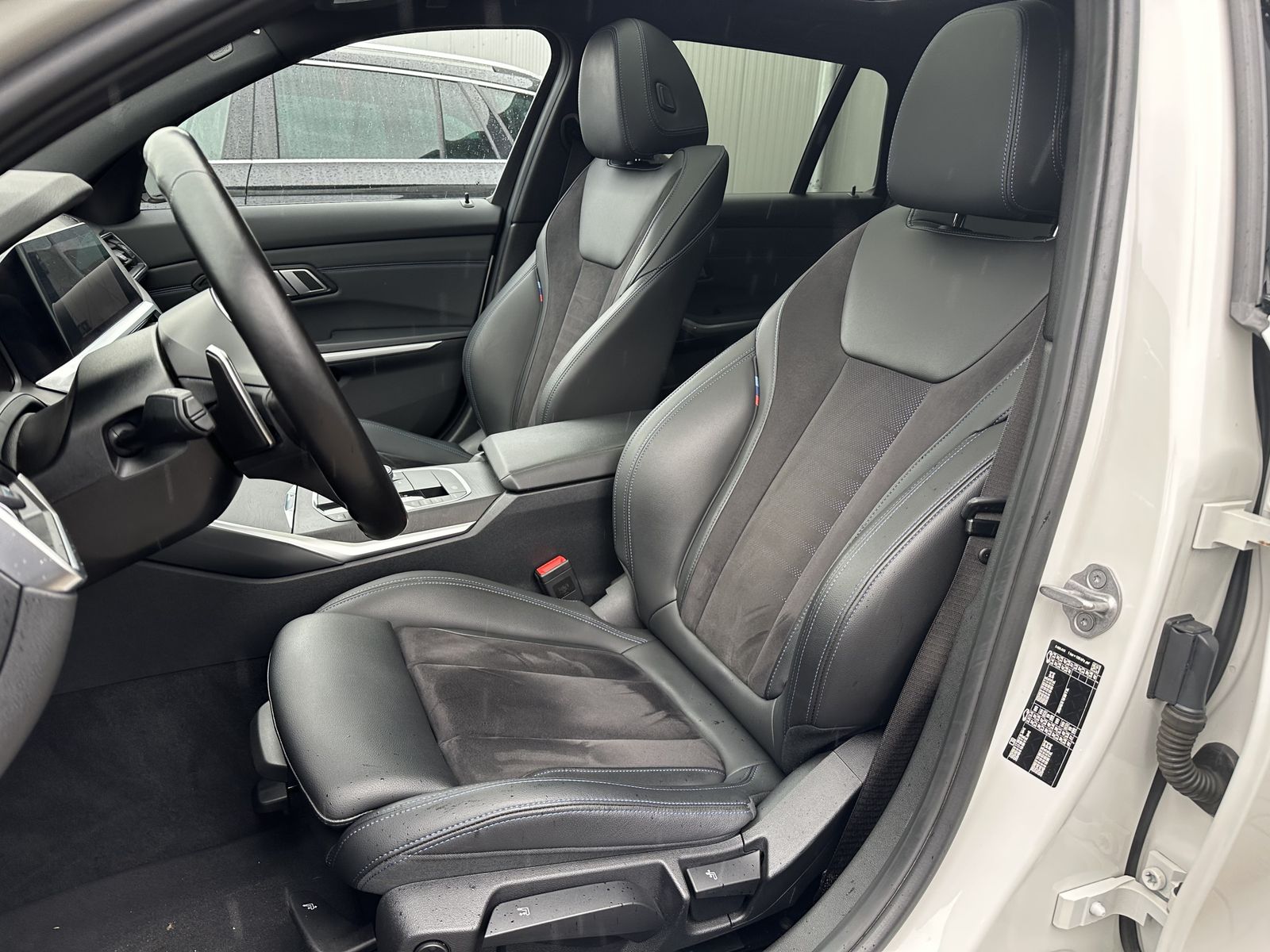 Fahrzeugabbildung BMW 320d Touring M-Sport NAV+LED+PANO+19ZO+LIVECOCKP