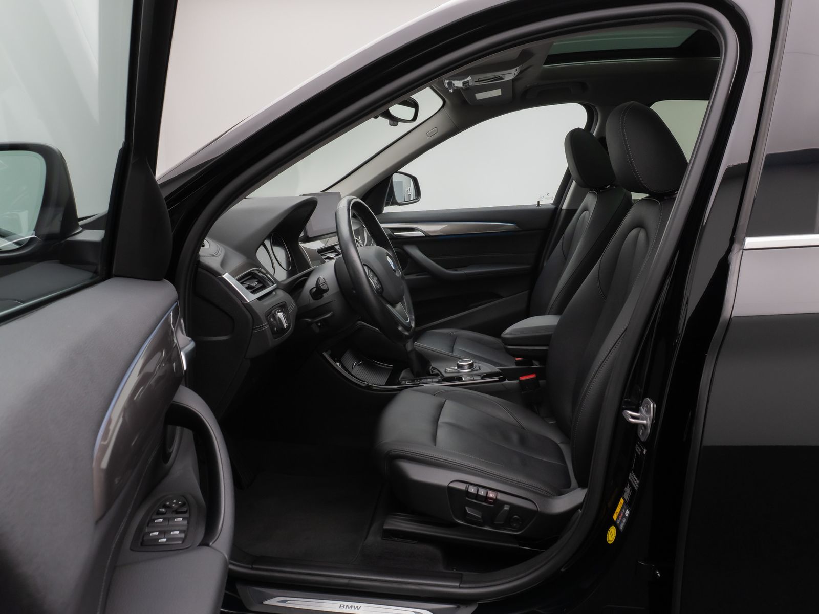 Fahrzeugabbildung BMW X1 xD25e xLine Panorama Kamera HUD DAB Komfort