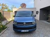 Volkswagen VW T6 Multivan AHK, Privacyverglasung, LED  - blaue Volkswagen T6 Multivan