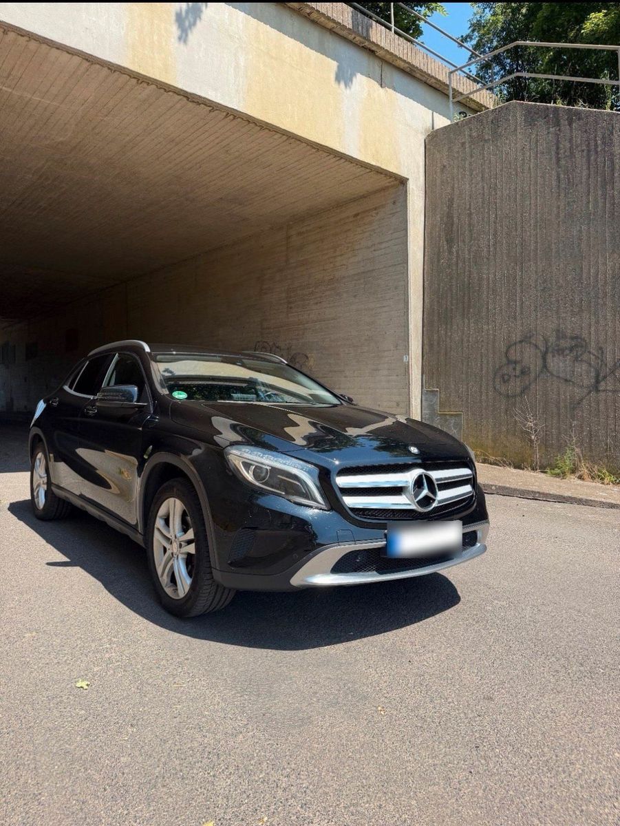 MERCEDES-BENZ Mercedes GLA 220d 4Matic schwarz Allrad