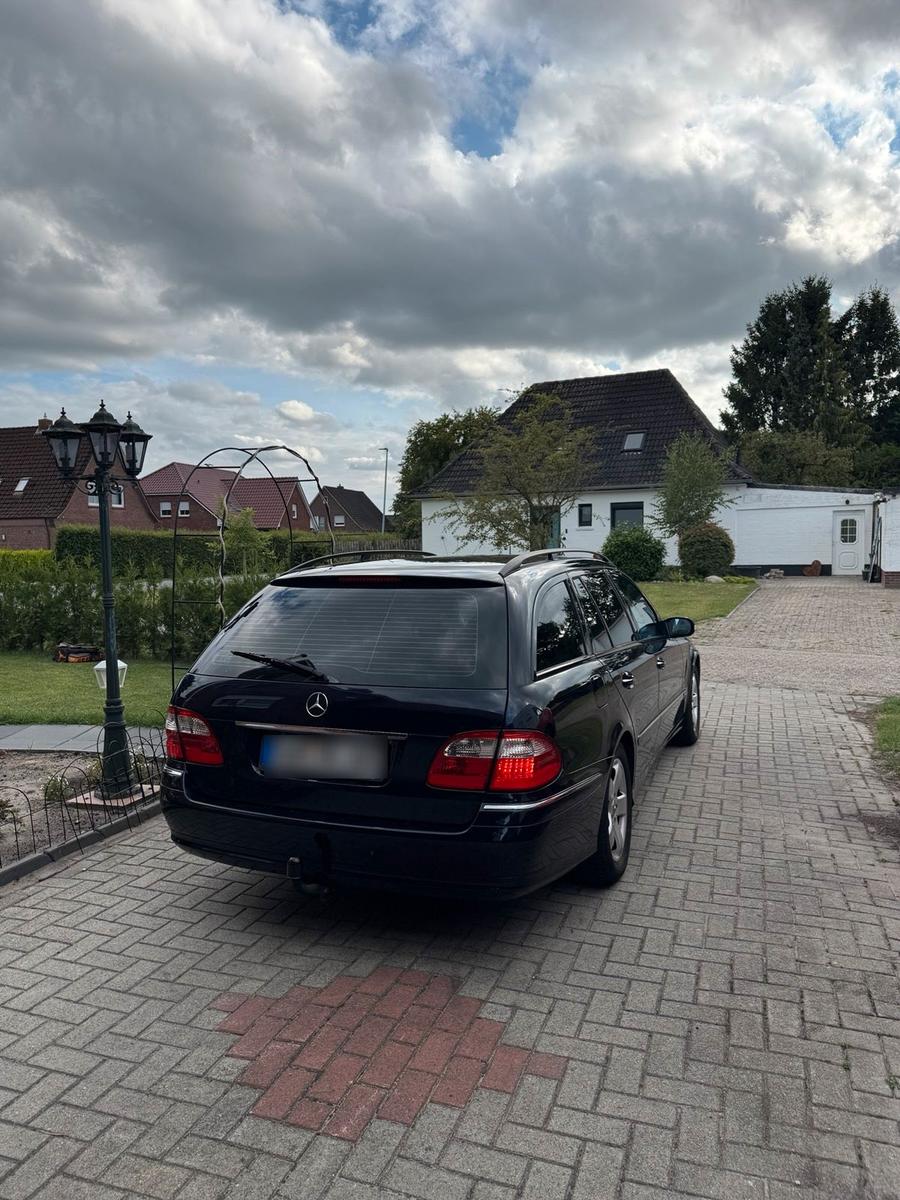Mercedes-Benz E220 2004 — interior