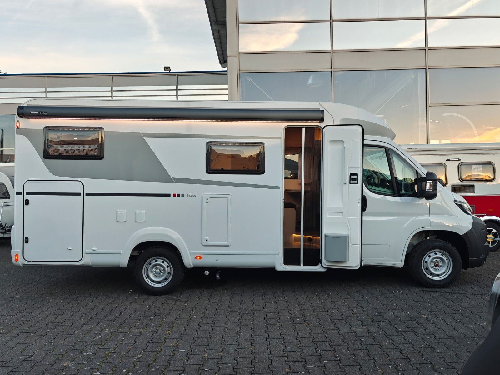 Fahrzeugabbildung LMC Tracer V 670 - Tracer Van Paket, 140PS, MJ2026 -