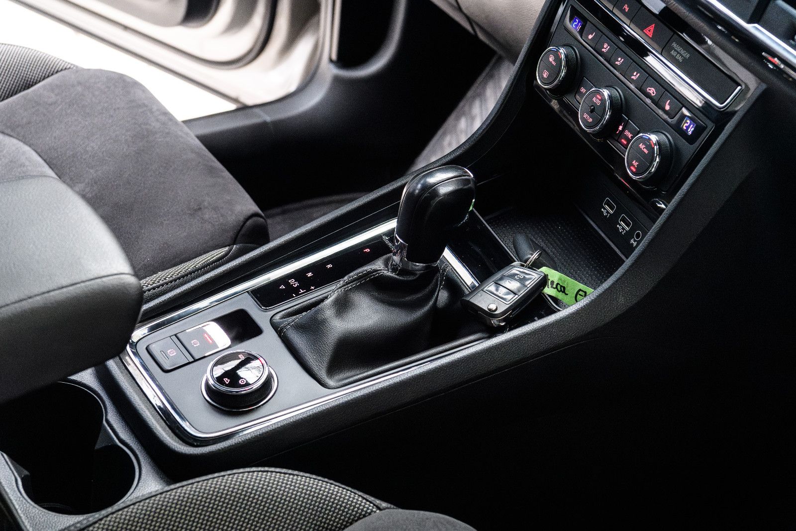 Fahrzeugabbildung SEAT Ateca Xcellence 4Drive +DSG+ Navi + AHK + Kamera