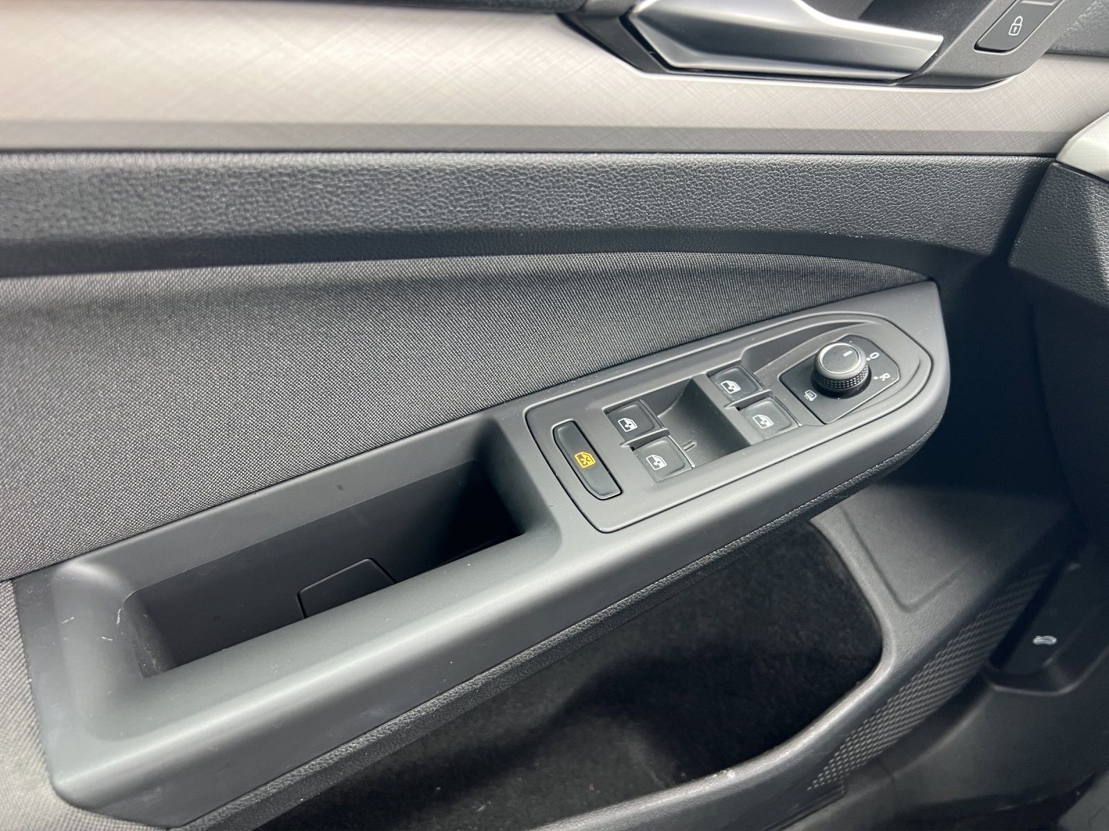 Fahrzeugabbildung Volkswagen Golf VIII Business TDI DSG LED ACC SHZ PDC Navi