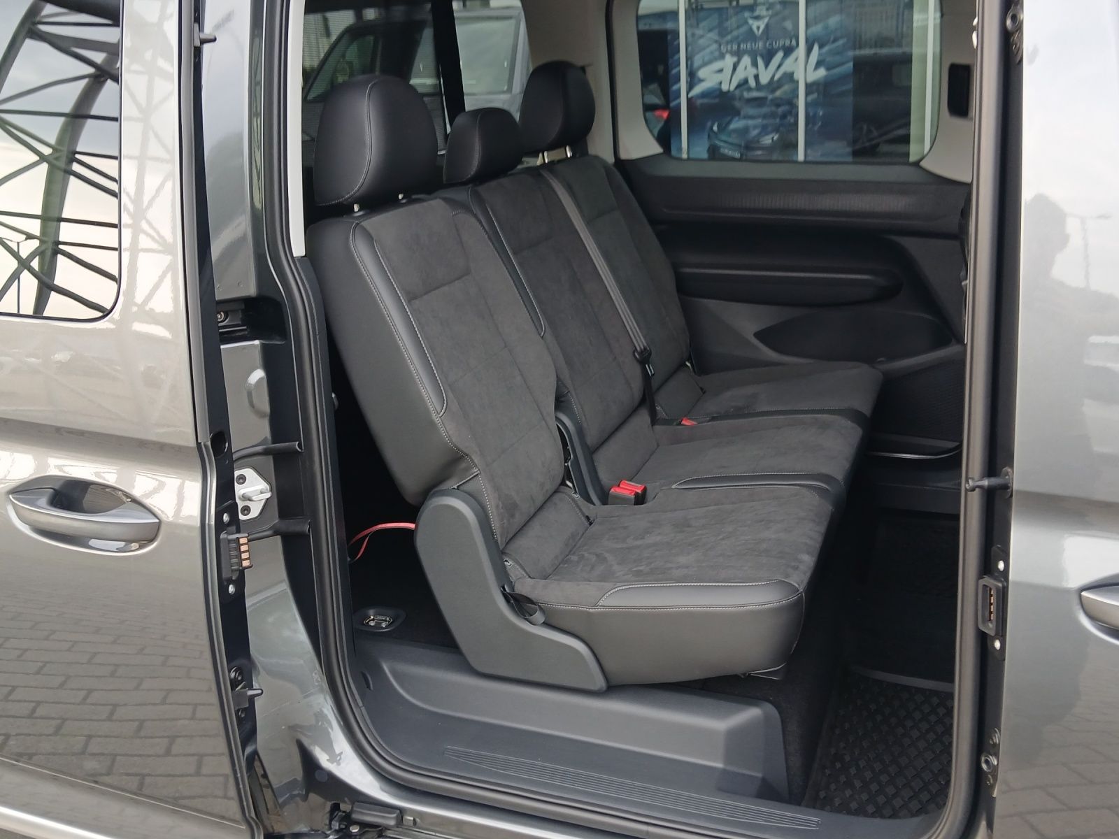 Fahrzeugabbildung Volkswagen Caddy TDI Style Maxi DSG LED AHK Navi ACC RFK SH