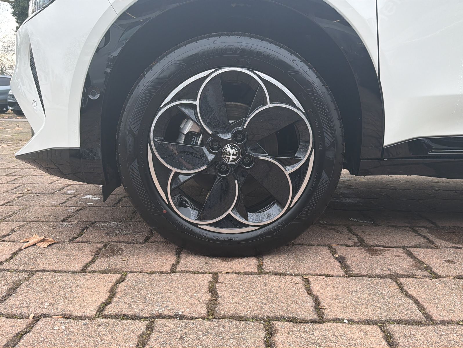 Fahrzeugabbildung Alfa Romeo Junior Ibrida 1.2 VGT 48V-Hybrid 107 kW Q4