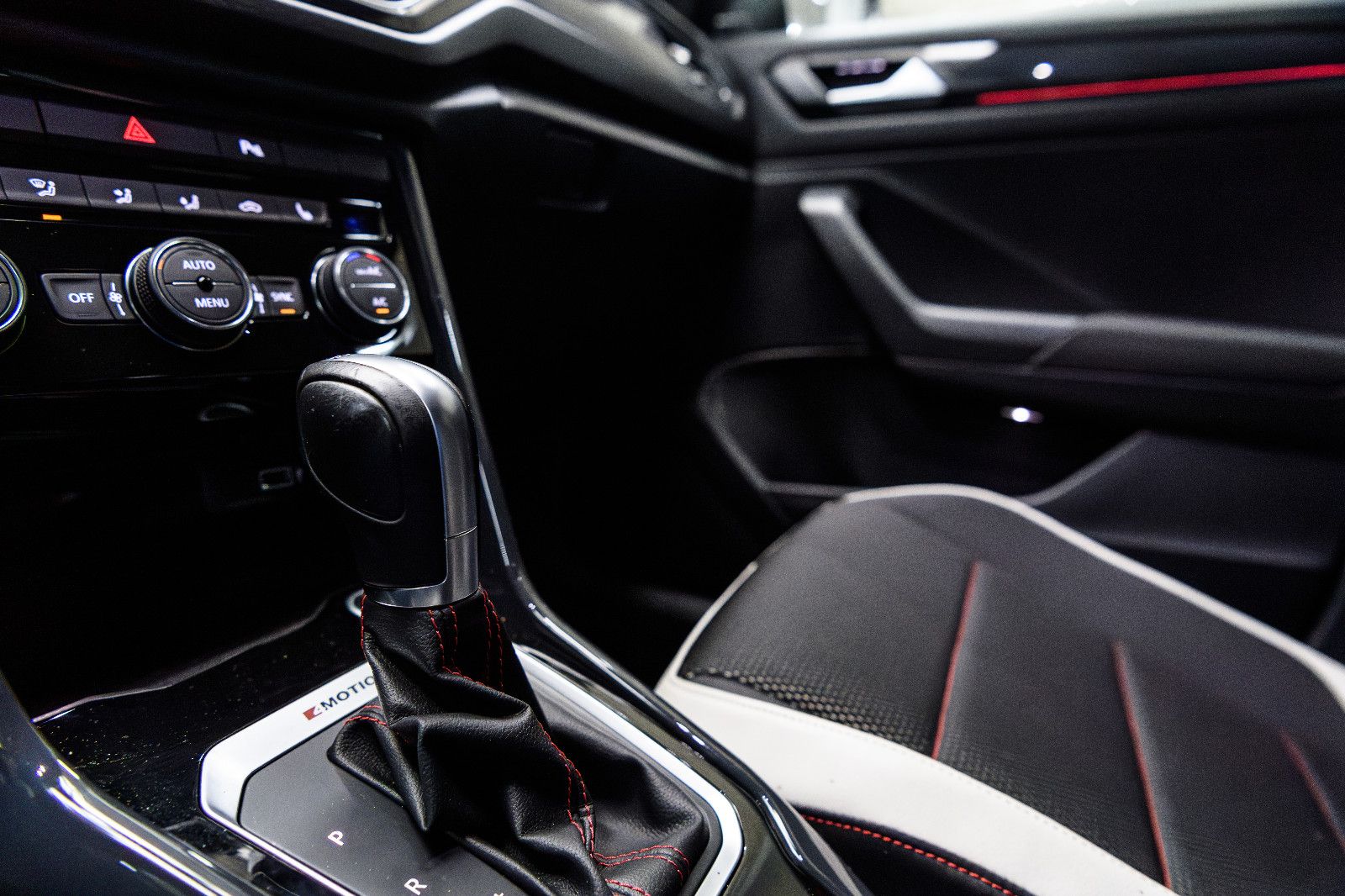 Fahrzeugabbildung Volkswagen T-Roc Sport 2.0 DSG 4Motion AHK SHZ ACC