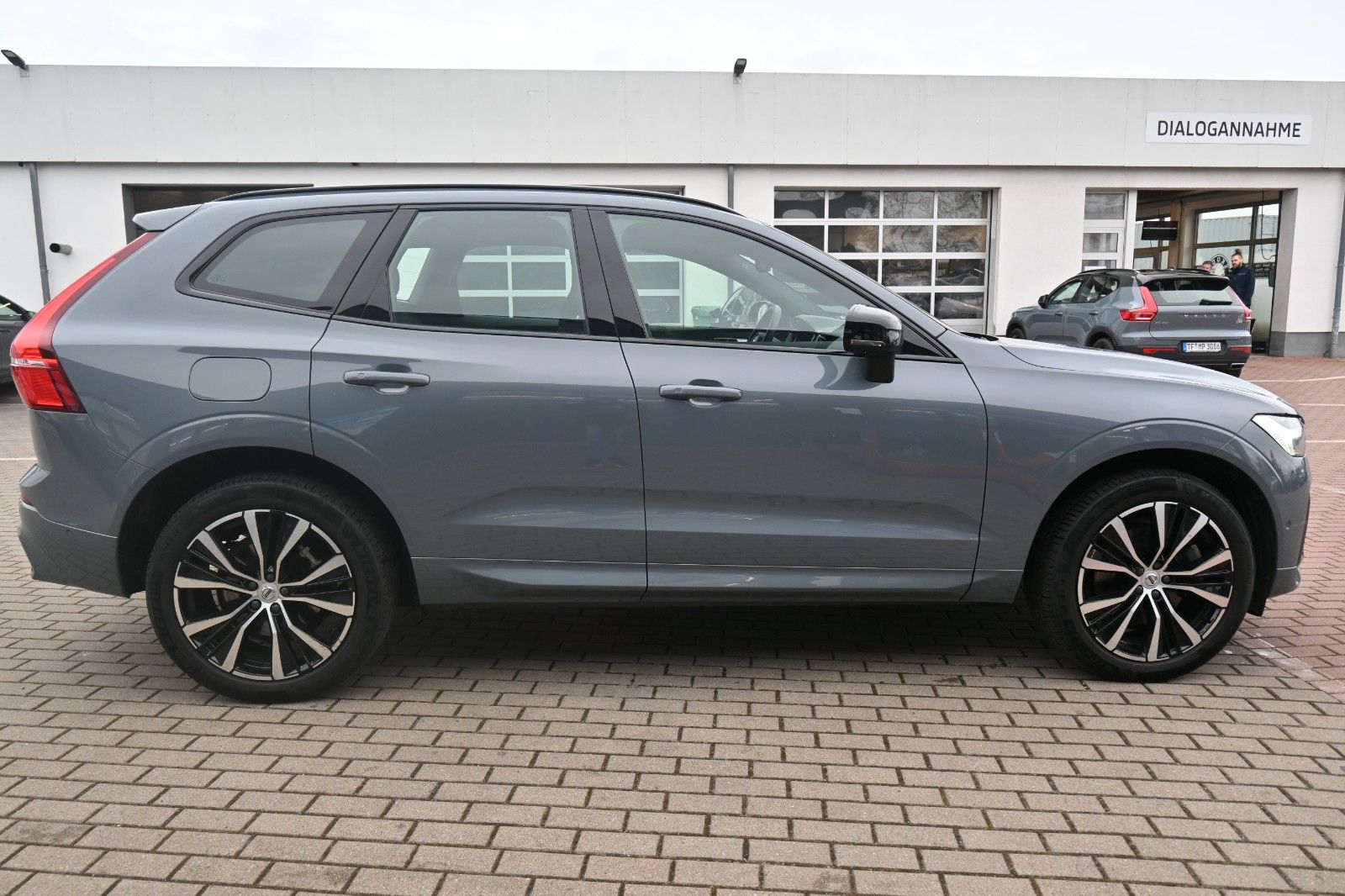 Fahrzeugabbildung Volvo XC60 B4 D AWD Plus Dark*STDHZG*360°*BLIS*ACC*AHK