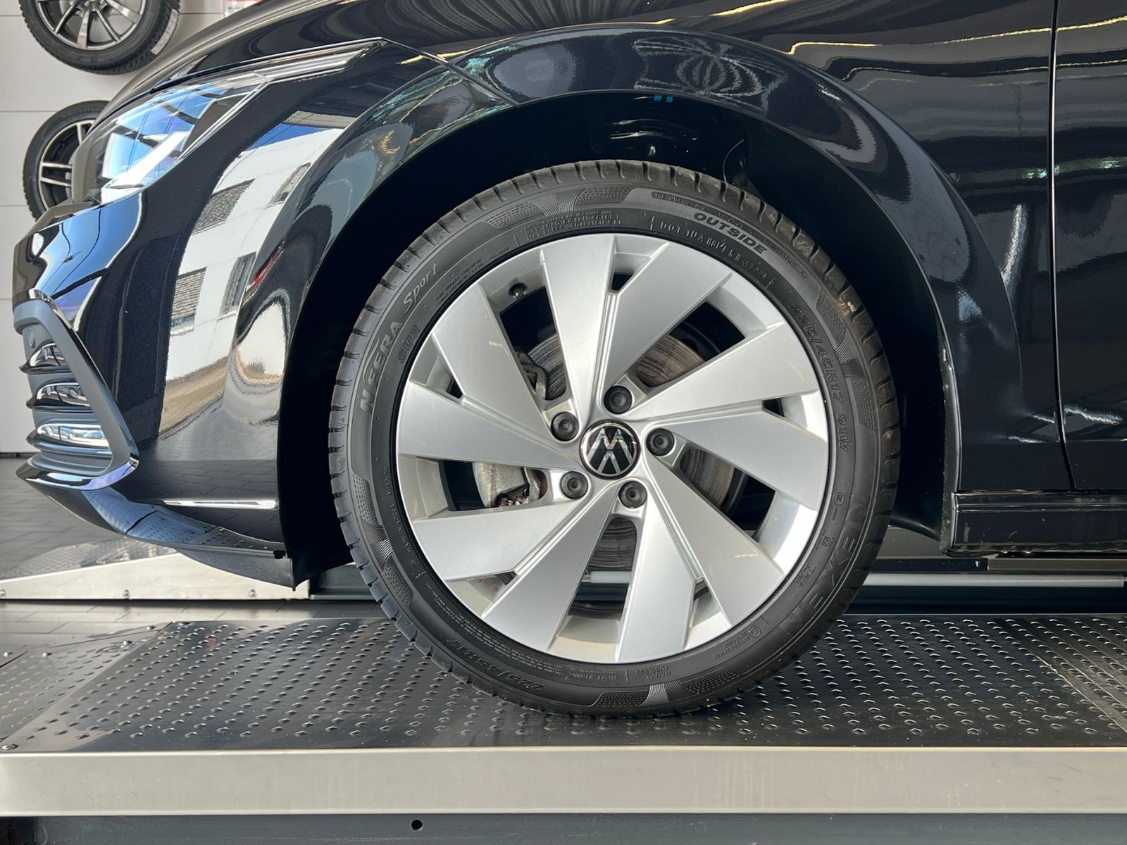 Fahrzeugabbildung Volkswagen Golf VIII Variant ACTIVE 1.5 eTSI DSG *AHK, LED,