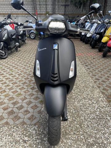 Vespa Sprint 50 Notte mit Topcase um.