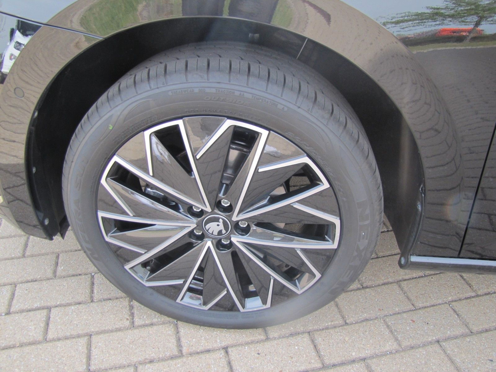 Fahrzeugabbildung SKODA Scala Tour 1.0l TSI 116PS 7-Gang-DSG AHK