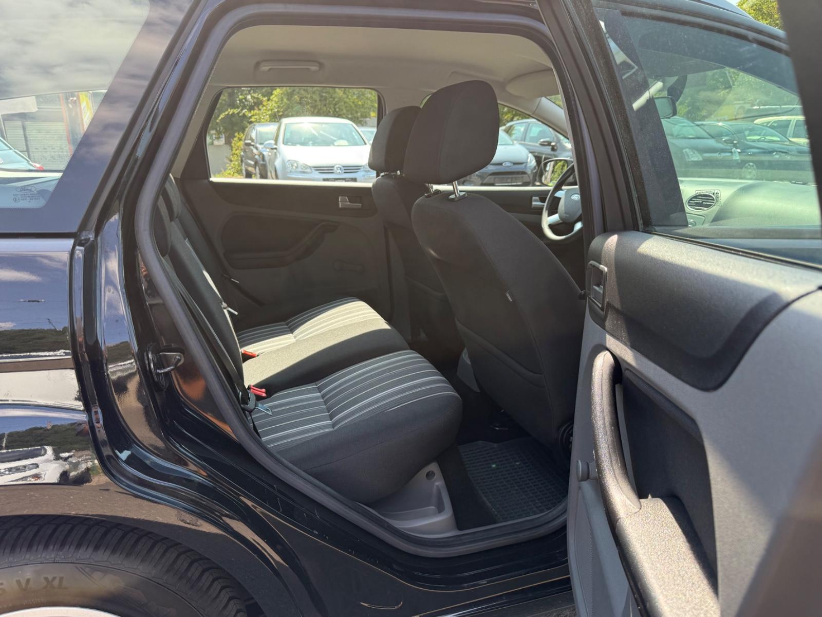 Ford Focus 2010 — photo 17
