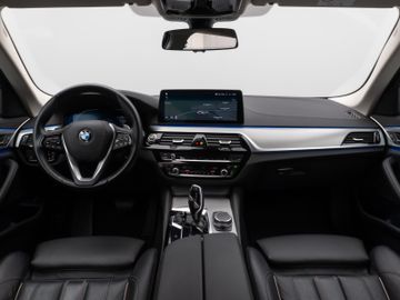 Fahrzeugabbildung BMW 530d Luxury Line Kamera DAB HiFi Stop&Go Alarm