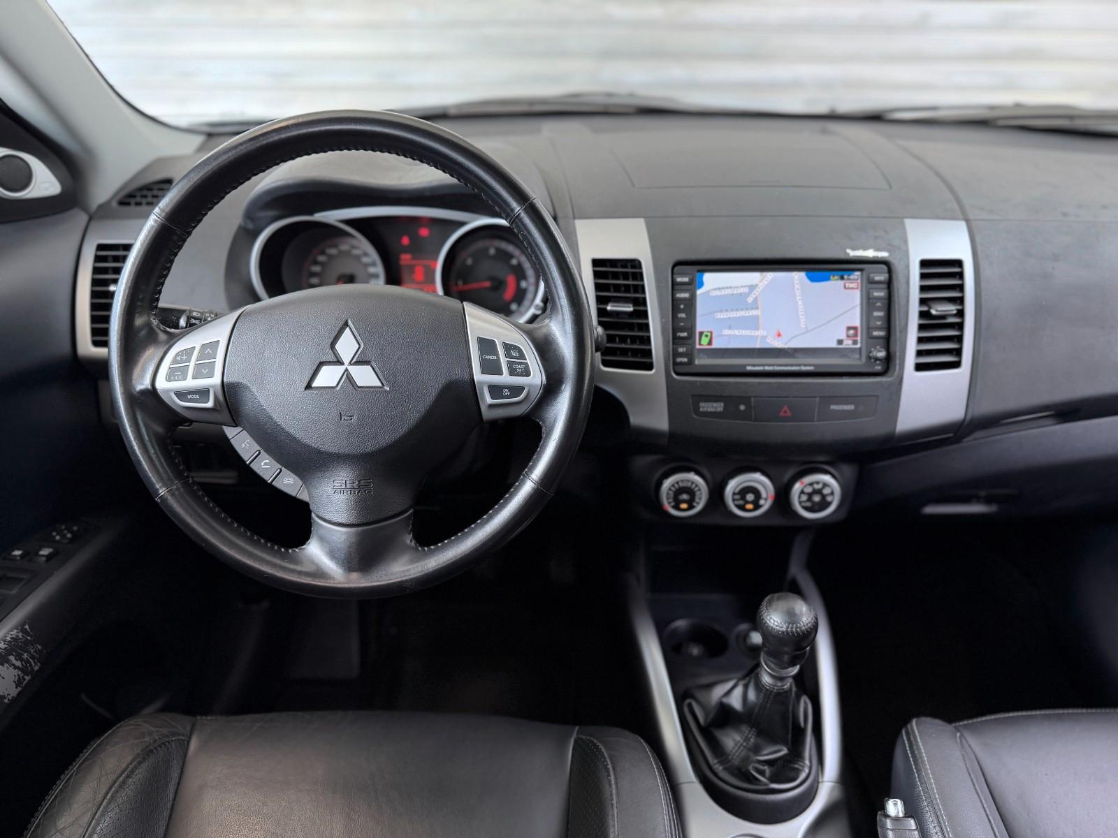 Mitsubishi Outlander 2.2 DI-D 156 ch • 4WD • 7 places • Cuir • Toit ouvrant • Caméra