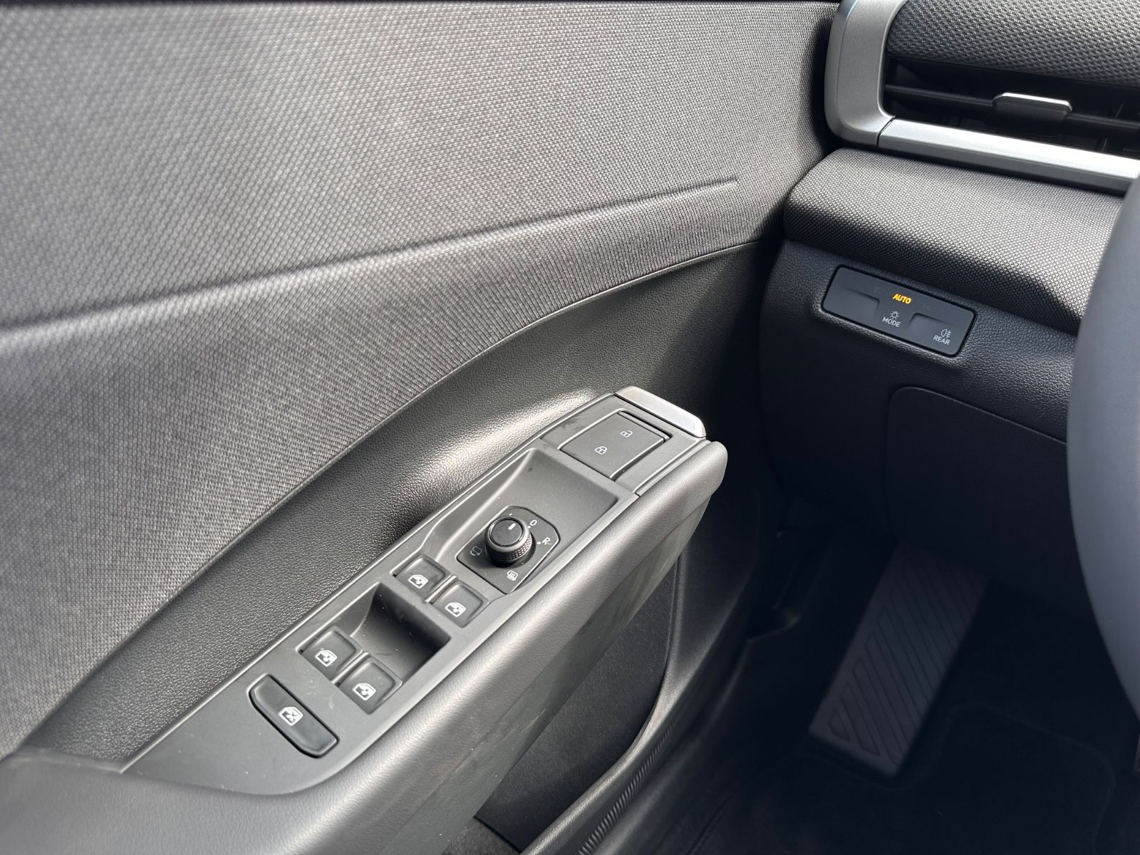 Fahrzeugabbildung Volkswagen T-Roc 1.5 eTSI DSG Life APP/ACC/LED/SHZG/PDC
