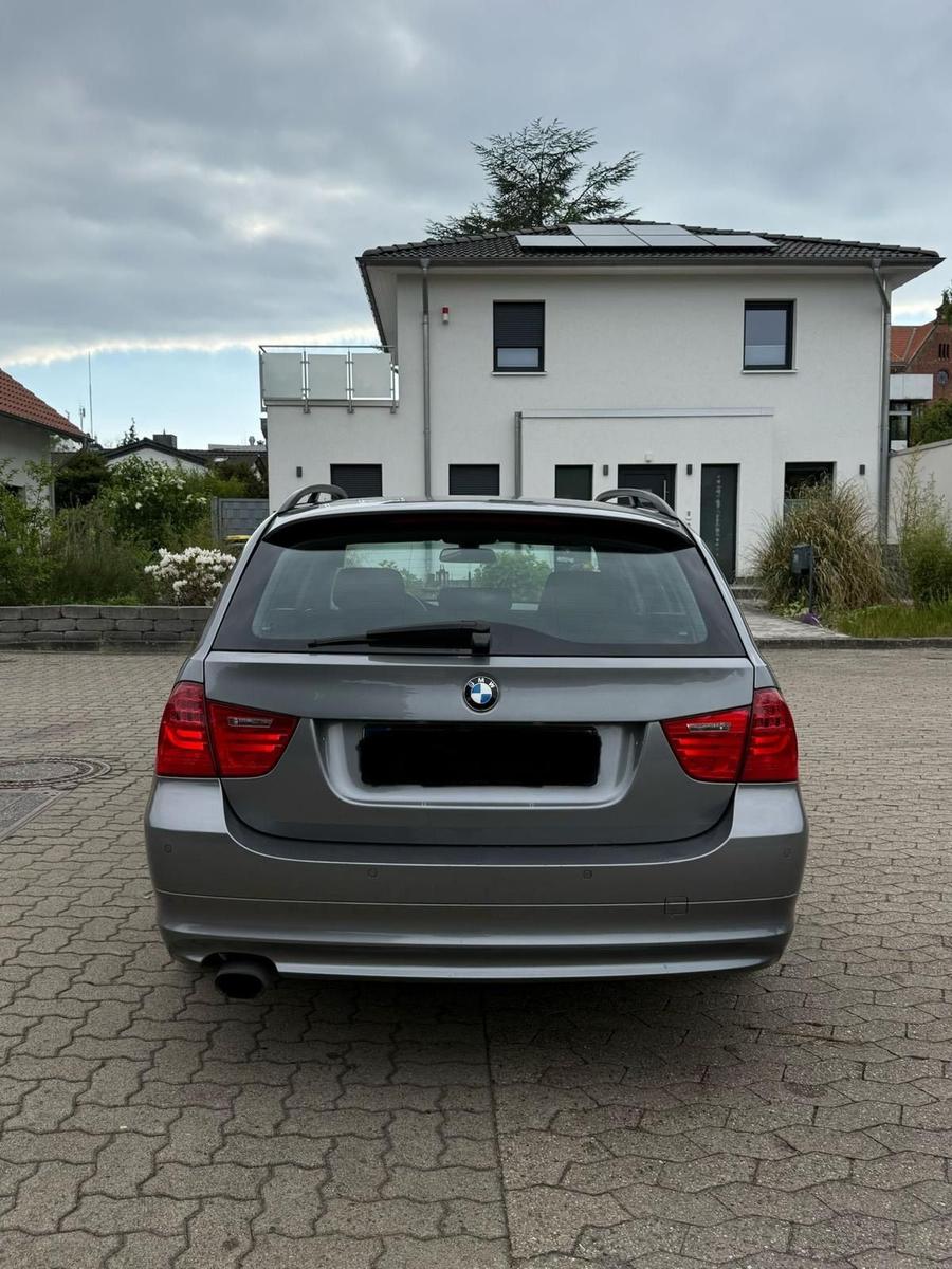 BMW 318 2009 — photo 9