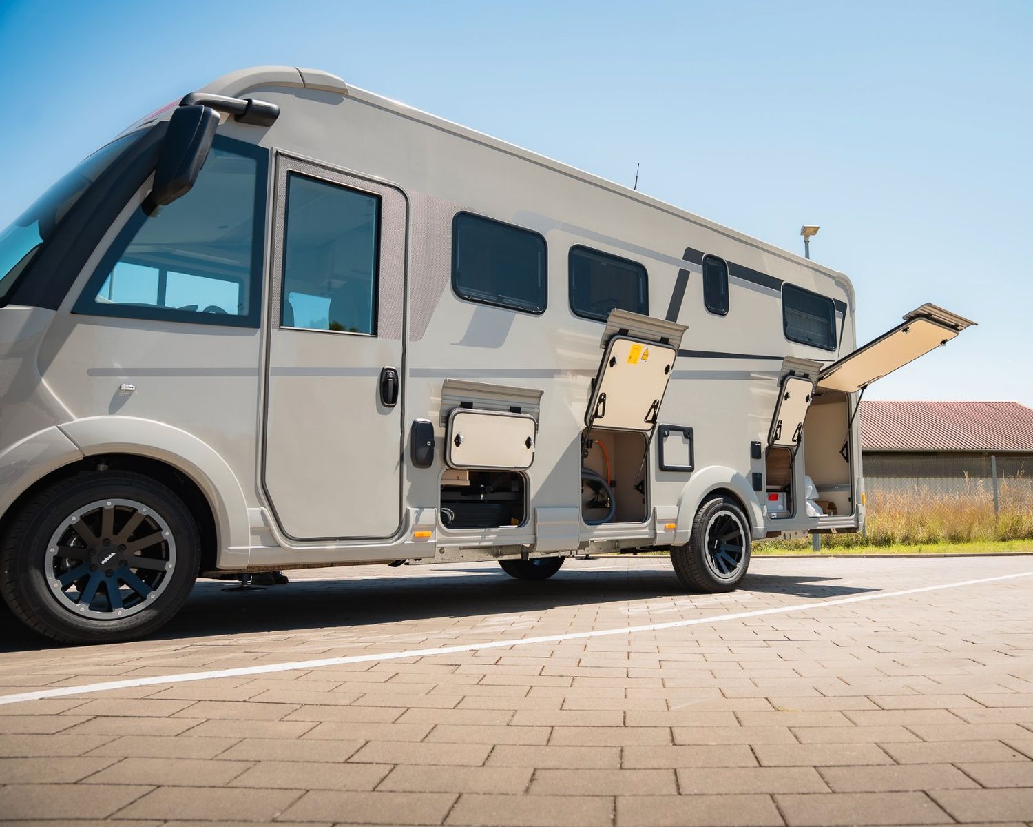 Fahrzeugabbildung Eura Mobil Integra Line 726 EF GT Delta / Hubstützen