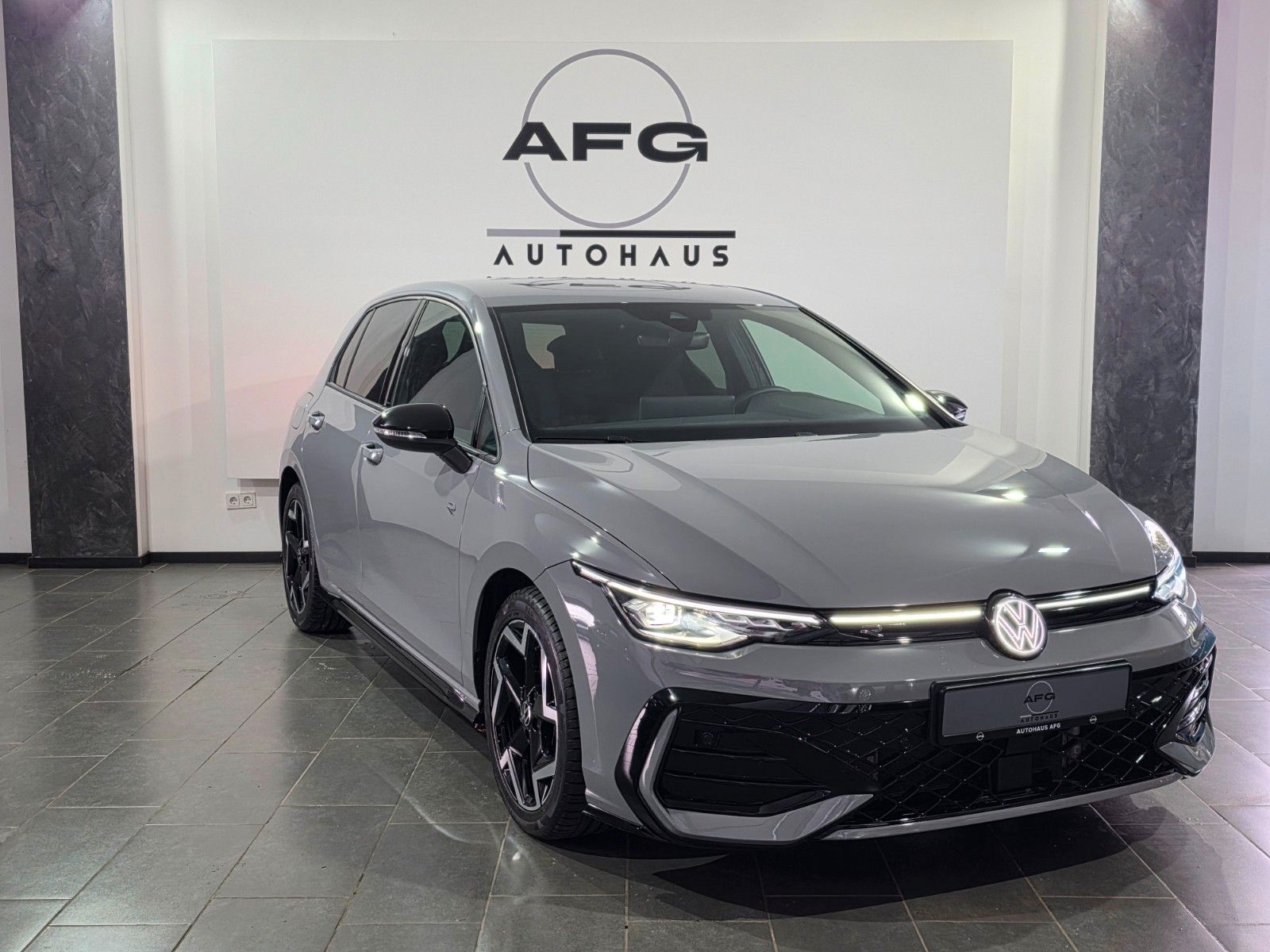 Volkswagen Golf VIII Lim. 1.5 eTSI R-Line*CARPLAY*KAMERA imagem 3