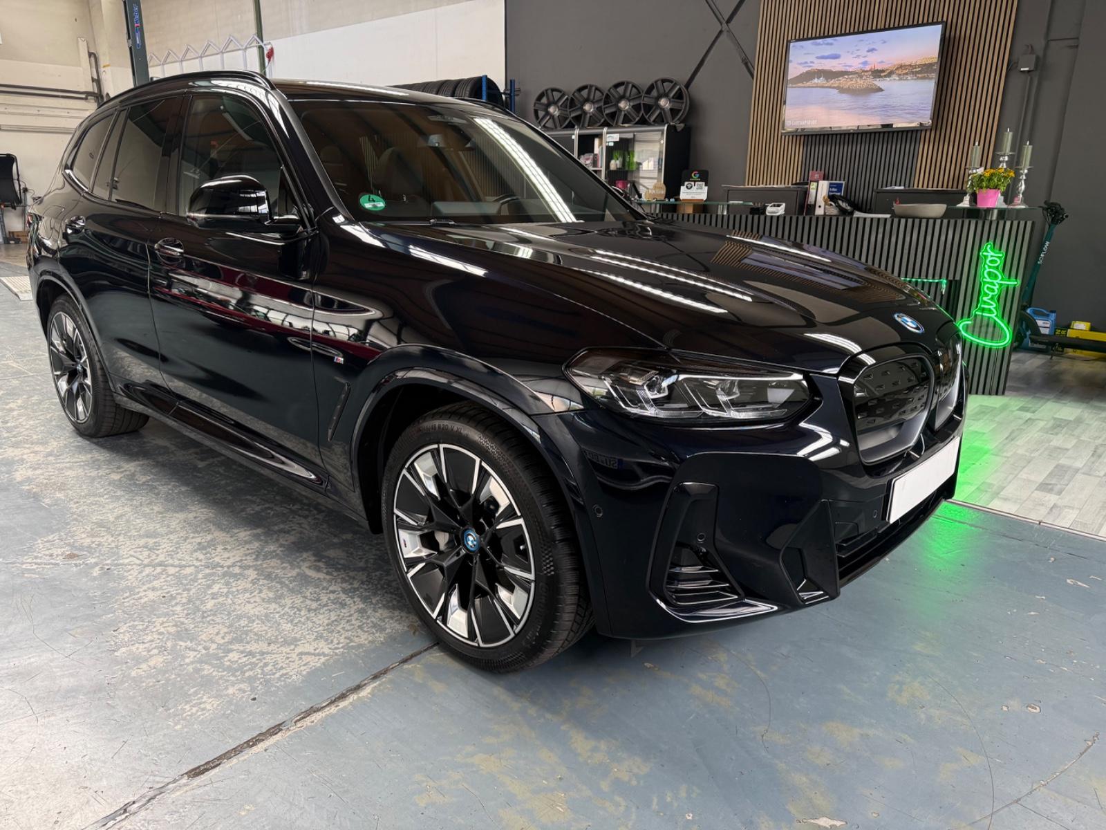 BMW iX3 Impressive (M-Paket, Carbonschwarz, 1.Hd)