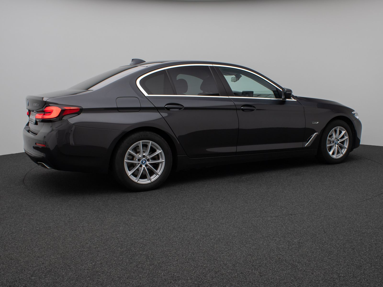 Fahrzeugabbildung BMW 530e HUD DAB HiFi CockPitPro PDC Komfort Alarm