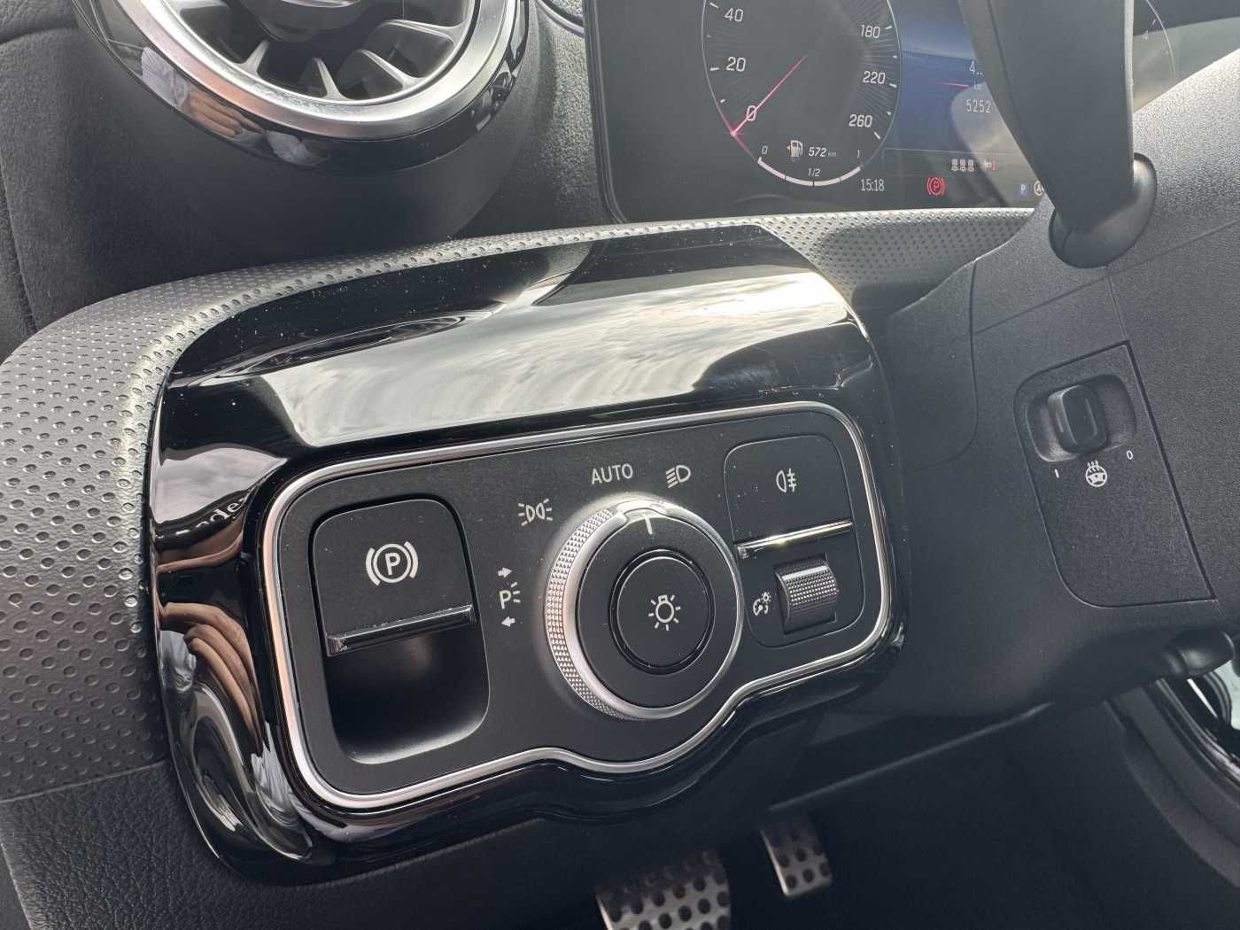 Fahrzeugabbildung Mercedes-Benz A 200d AMG+AHK+Ambiente+RFK+MBUX+LED+IHC