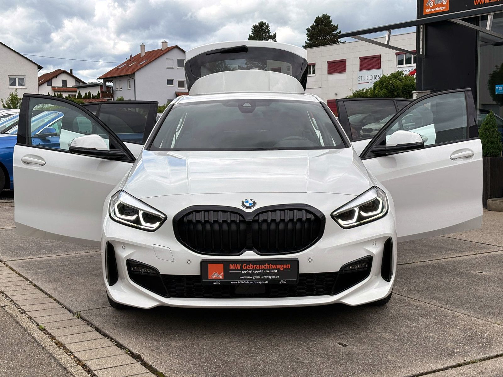 Fahrzeugabbildung BMW 118i M-Sport Steptronic LED KAM PDC AMBI CarPlay