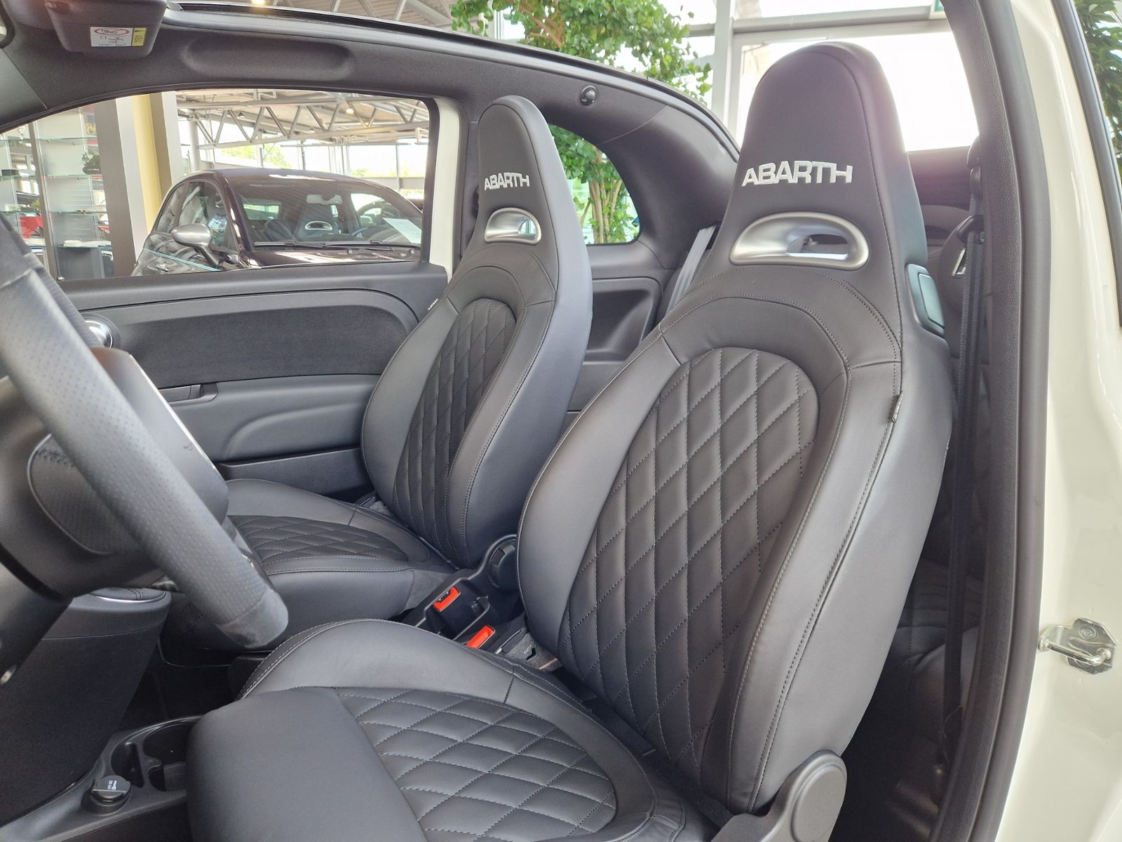 Fahrzeugabbildung Abarth 695C Turismo BEATS NAVI LEDER