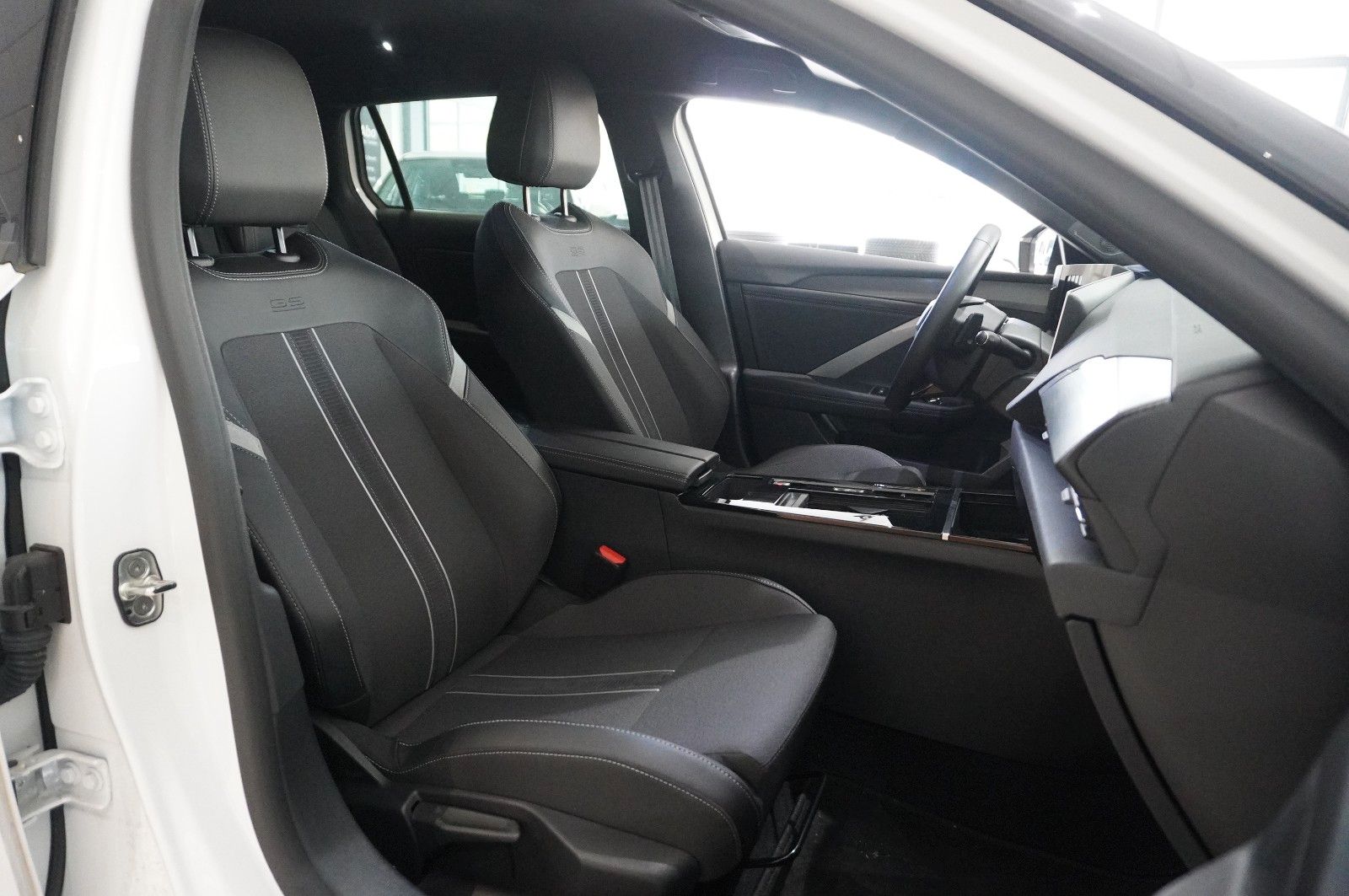 Fahrzeugabbildung Opel Astra L ST 1.2T GS SPORT NAVI/LED/360°/SPORT/DAB