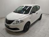 Lancia Ypsilon 1.0 firefly hybrid Silver s&s 70c - Lancia Ypsilon Silver mit Hybrid-Antrieb (Benzin/Elektro)