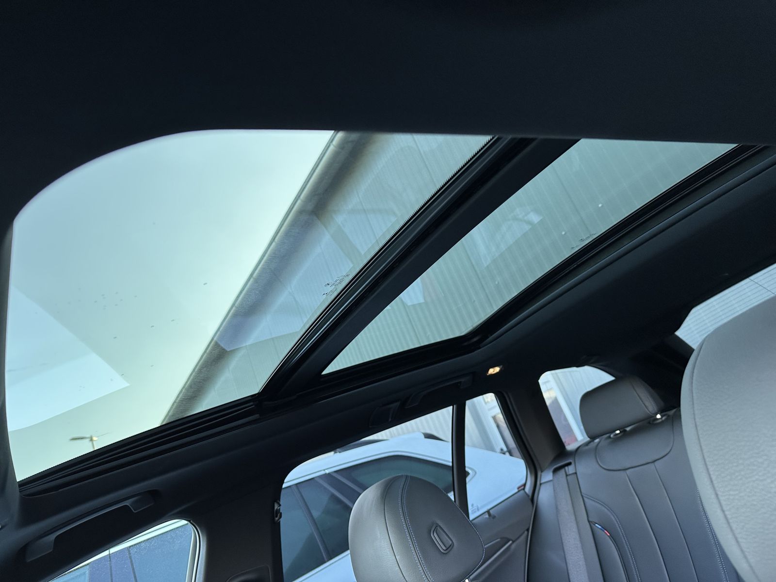 Fahrzeugabbildung BMW 530e Touring xDrive M-Sport NAV+LED+PANORAMA+HUD