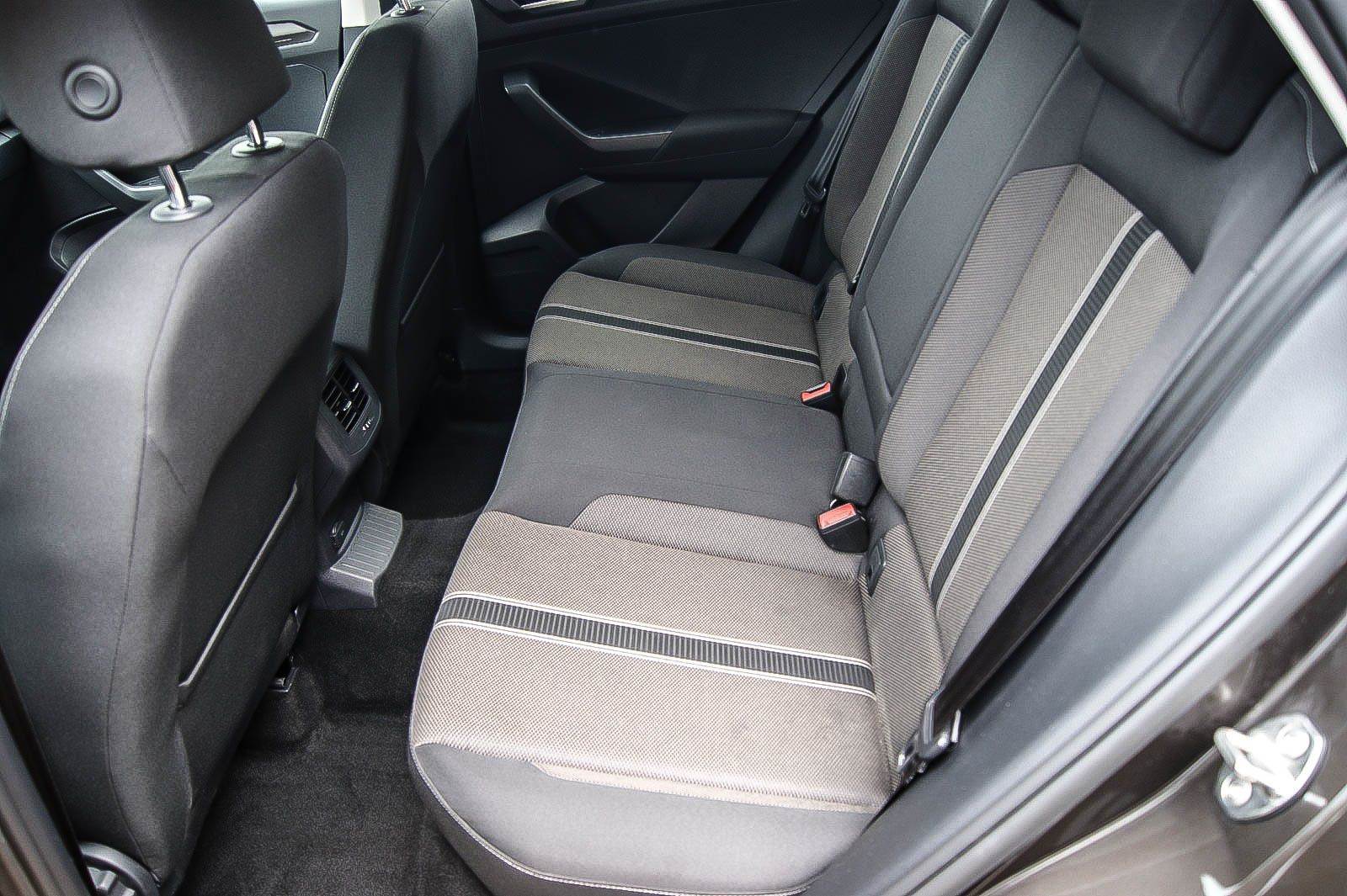 Fahrzeugabbildung Volkswagen T-Roc 15TSI DSG Style STHZG NAVI KAMERA 1HAND AC