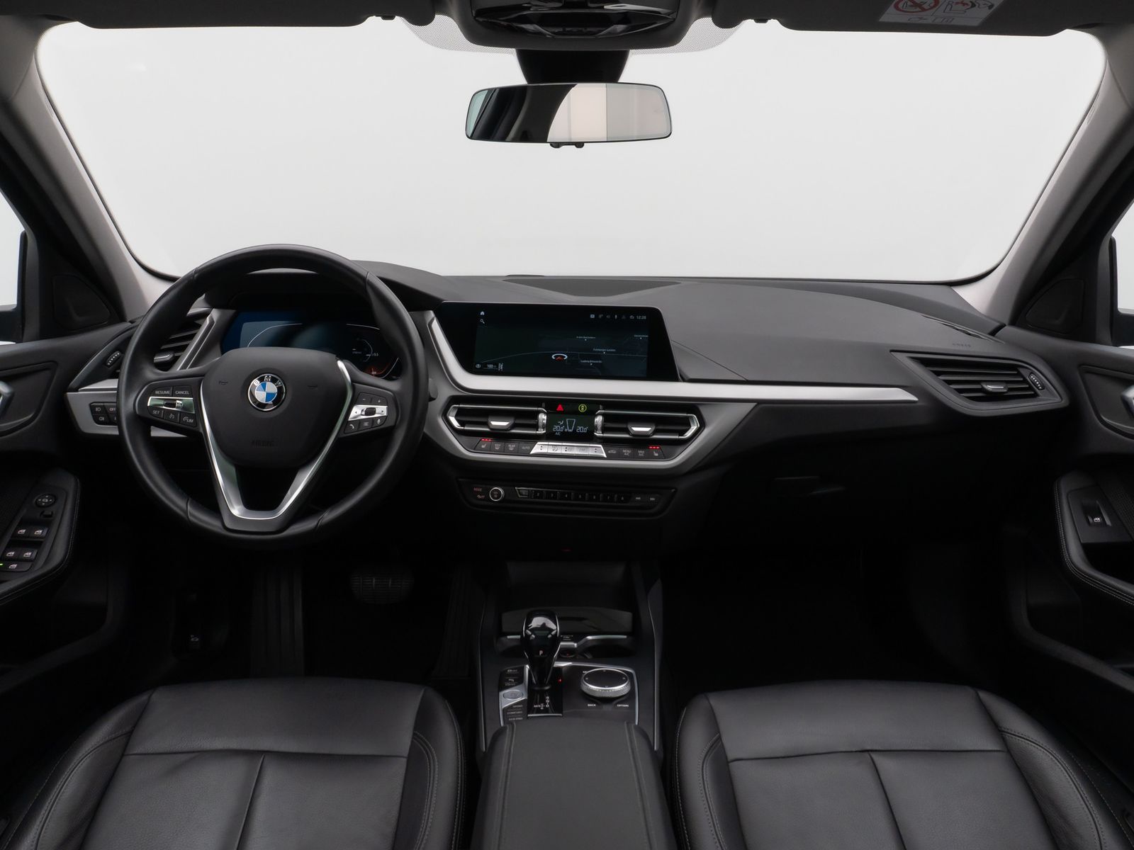 Fahrzeugabbildung BMW 118i Panorama HUD DAB HiFi WLAN PDC LED Alarm