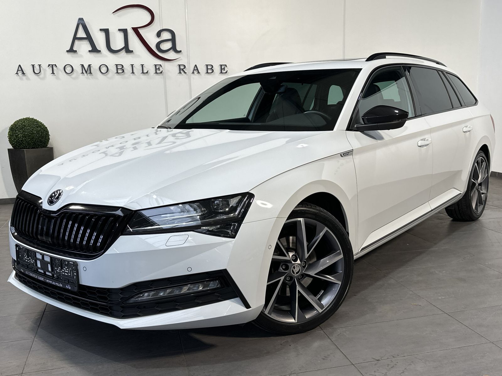 Fahrzeugabbildung SKODA Superb Combi Sportline 4x4 NAV+LED+PANO+360°+PLA