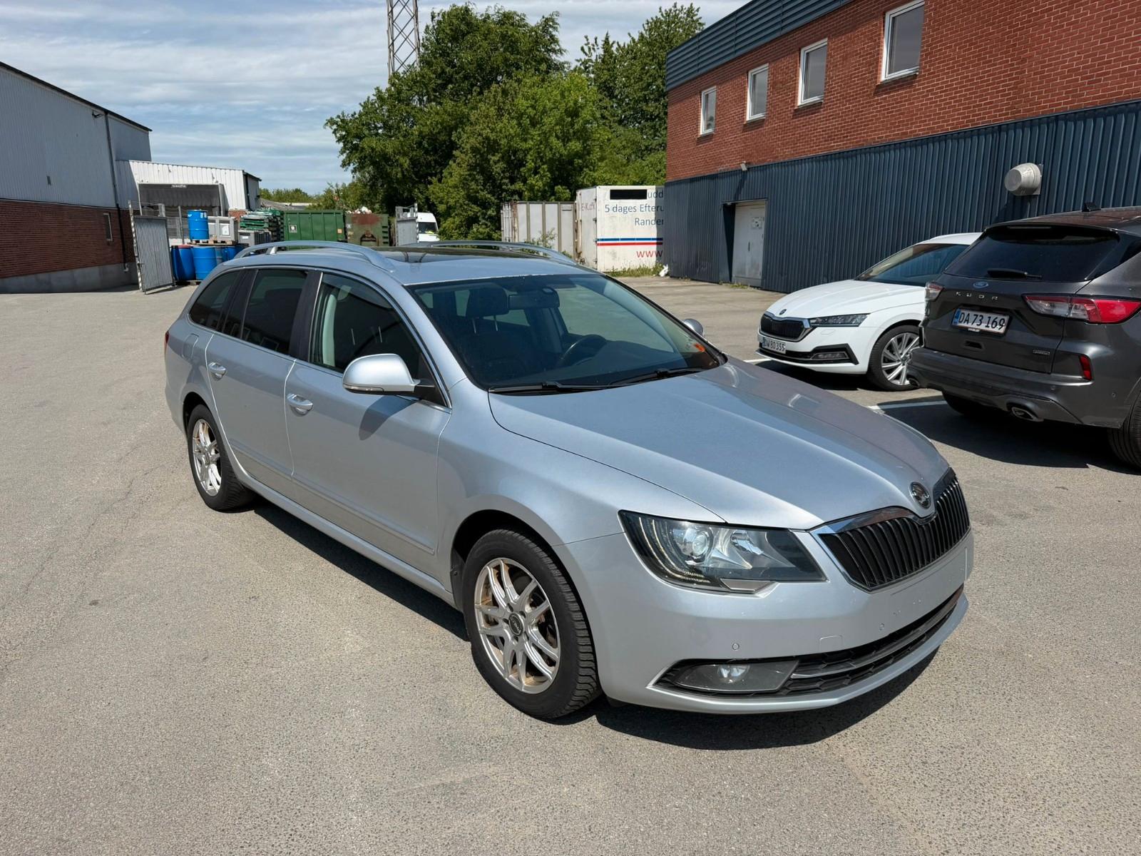 Skoda Superb 2014 — interior