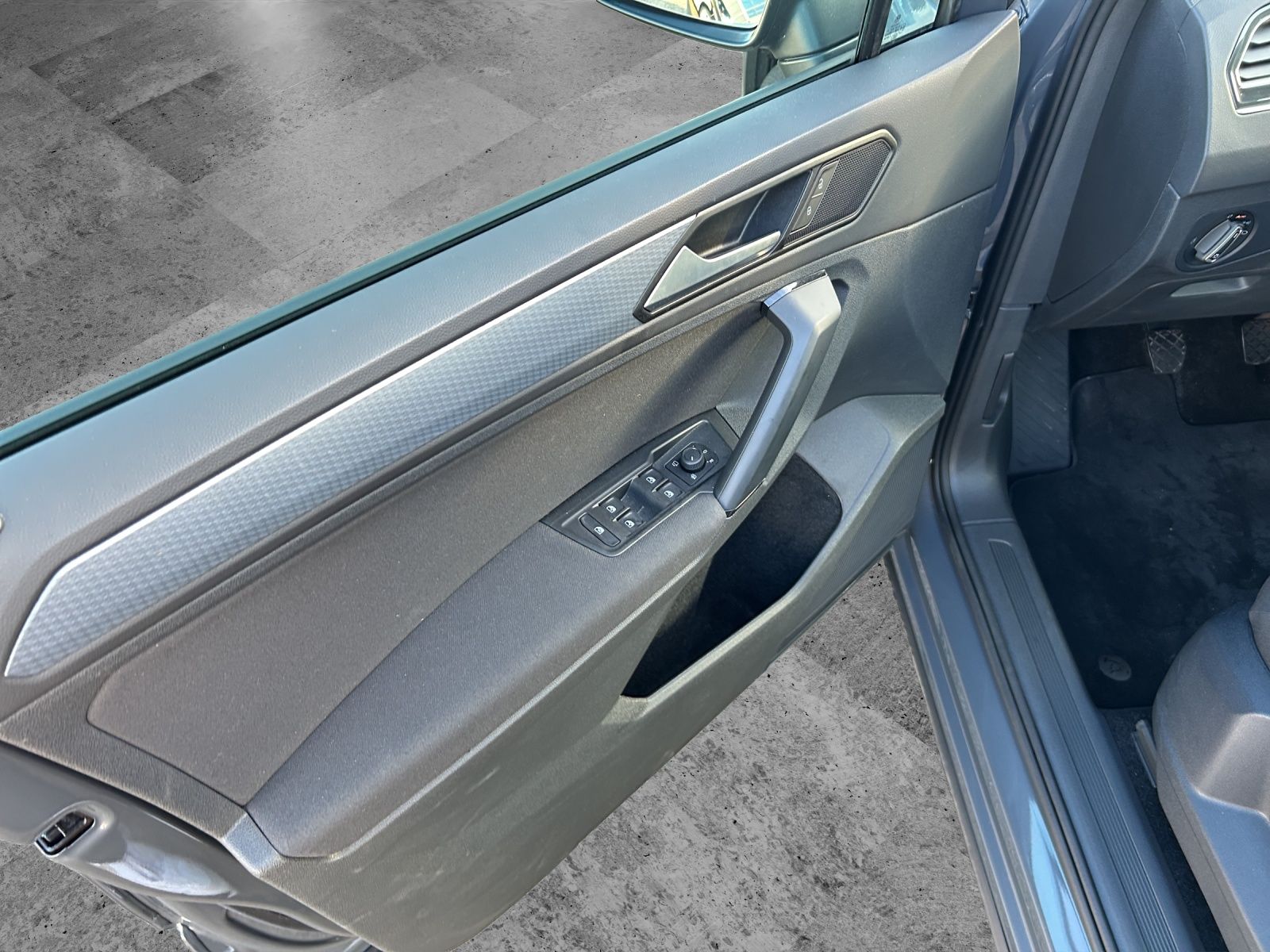 Fahrzeugabbildung Volkswagen Tiguan TSI Life LED ACC SH LRHzg PDC 18" WeConne