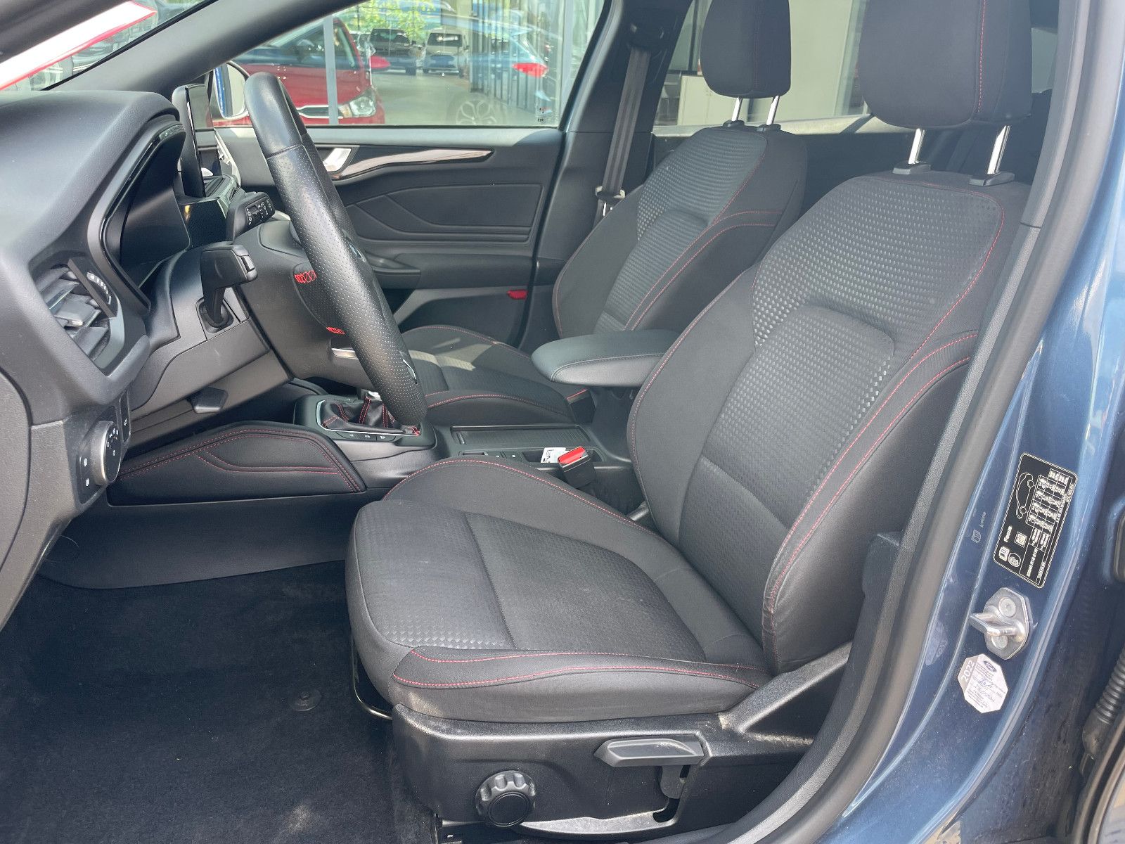Fahrzeugabbildung Ford Focus ST-Line X Hybrid, tot.W.Ass., Abstandstemp