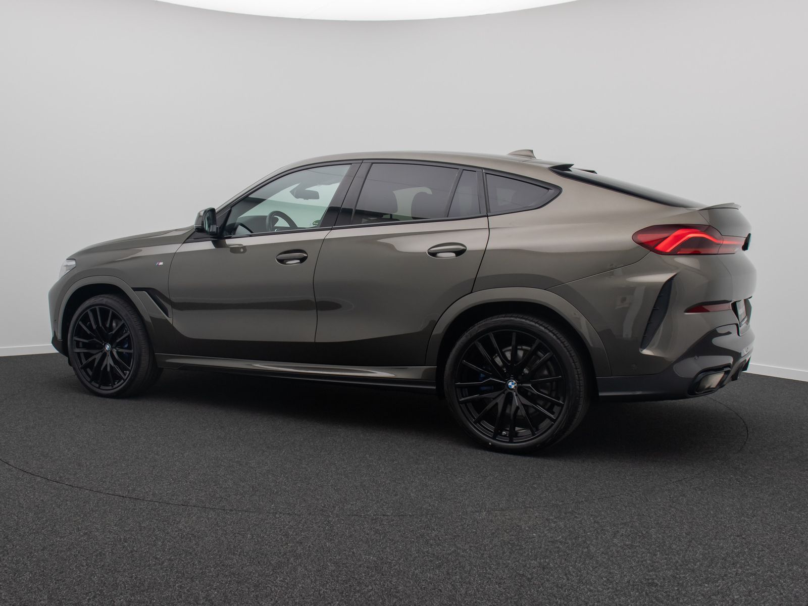 Fahrzeugabbildung BMW X6 xD40d M Sport 360° HUD H/K 22Zoll Individual