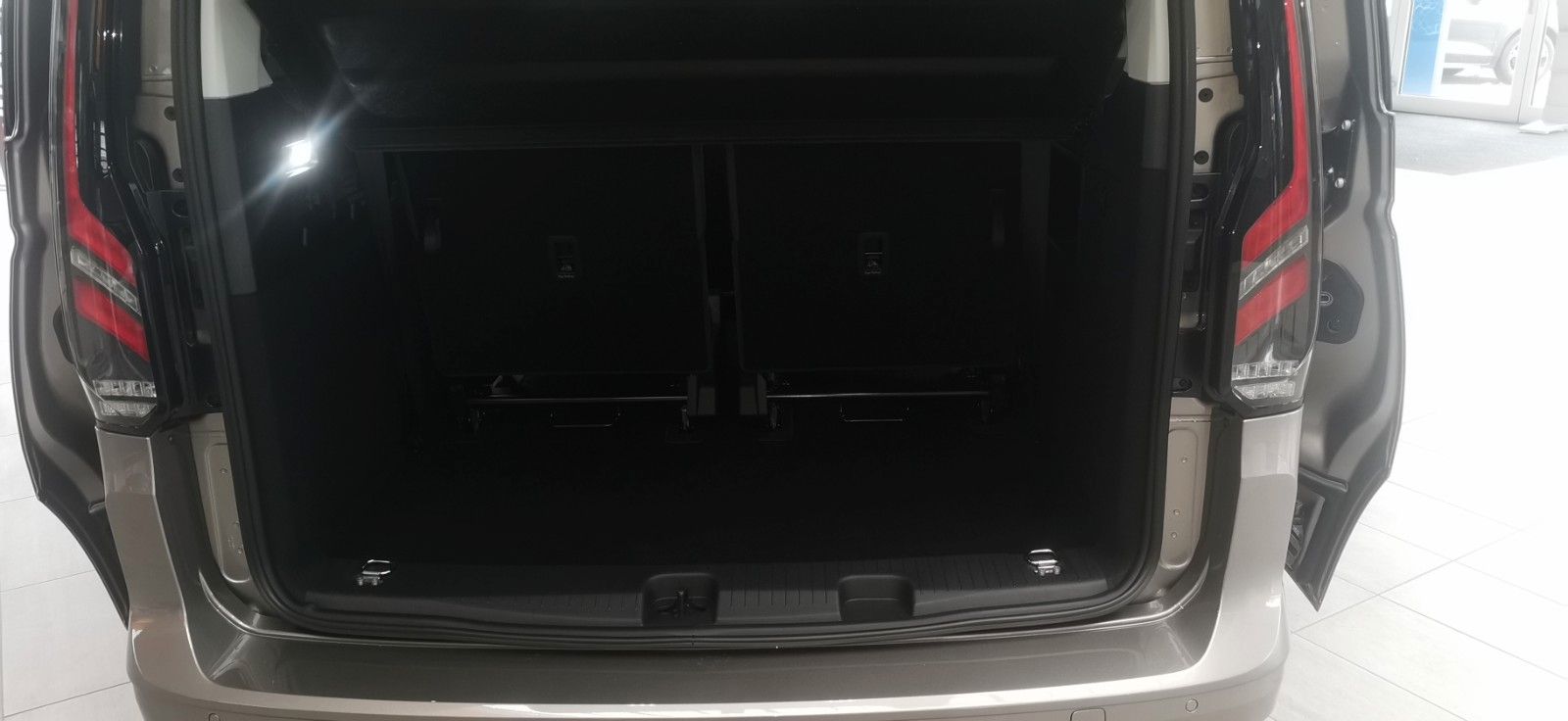 Fahrzeugabbildung Ford Grand L2 Titanium Automatik