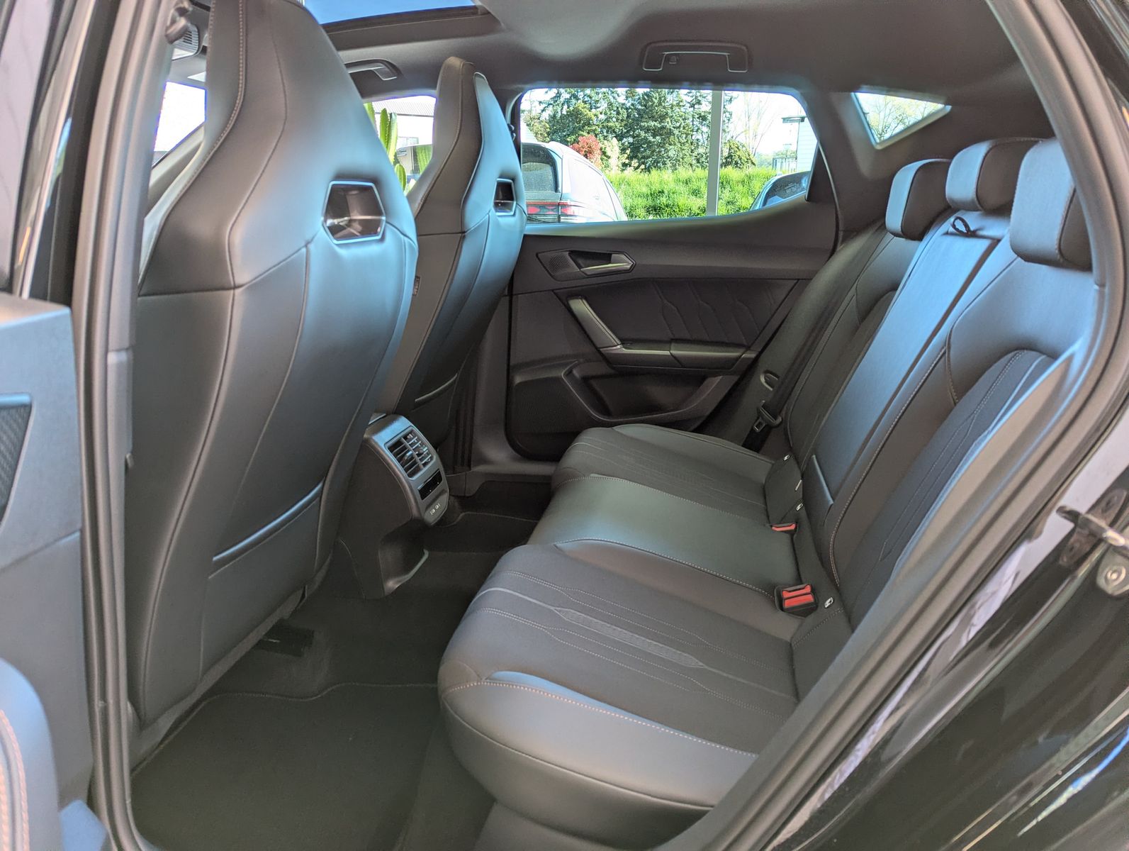 Fahrzeugabbildung CUPRA Leon VZ 2.0 TSI DSG Pano Matrix Beats Memory 19"