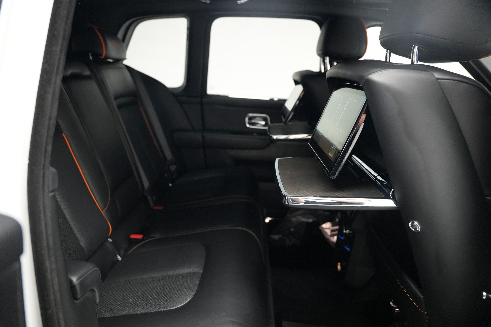 Fahrzeugabbildung Rolls-Royce Cullinan/NOVITEC/WIDEBODY/24''/FOND-TV/STERNEHIM