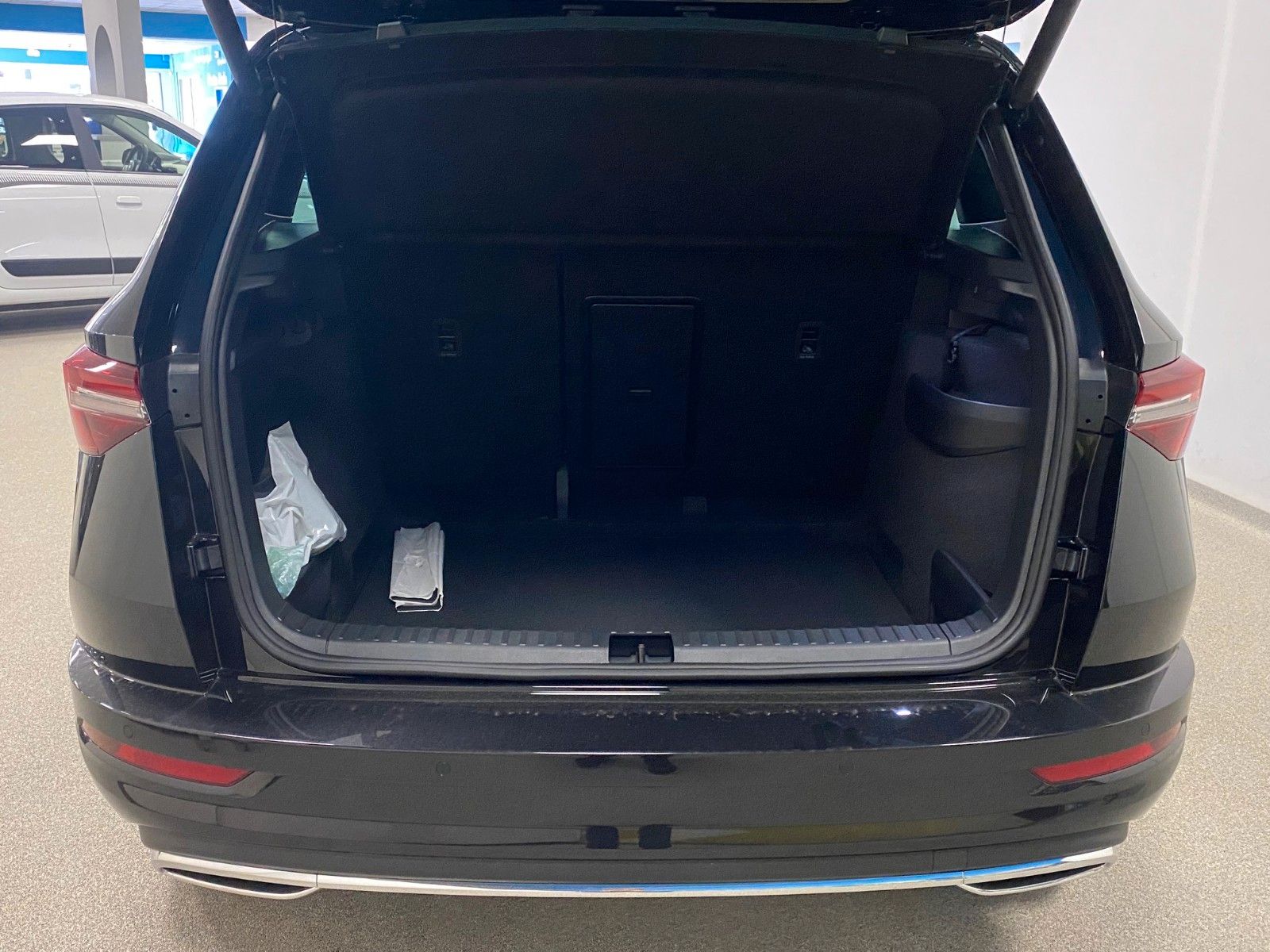 Fahrzeugabbildung SKODA Karoq 1.5l TSI ACT DSG Sportline+360 GRAD KAMERA