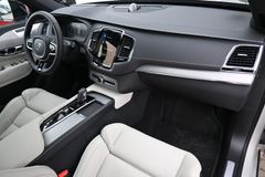 Fahrzeugabbildung Volvo XC90 B5 AWD* R-Design*STHZ*360°LUFT*B&W*22Zoll