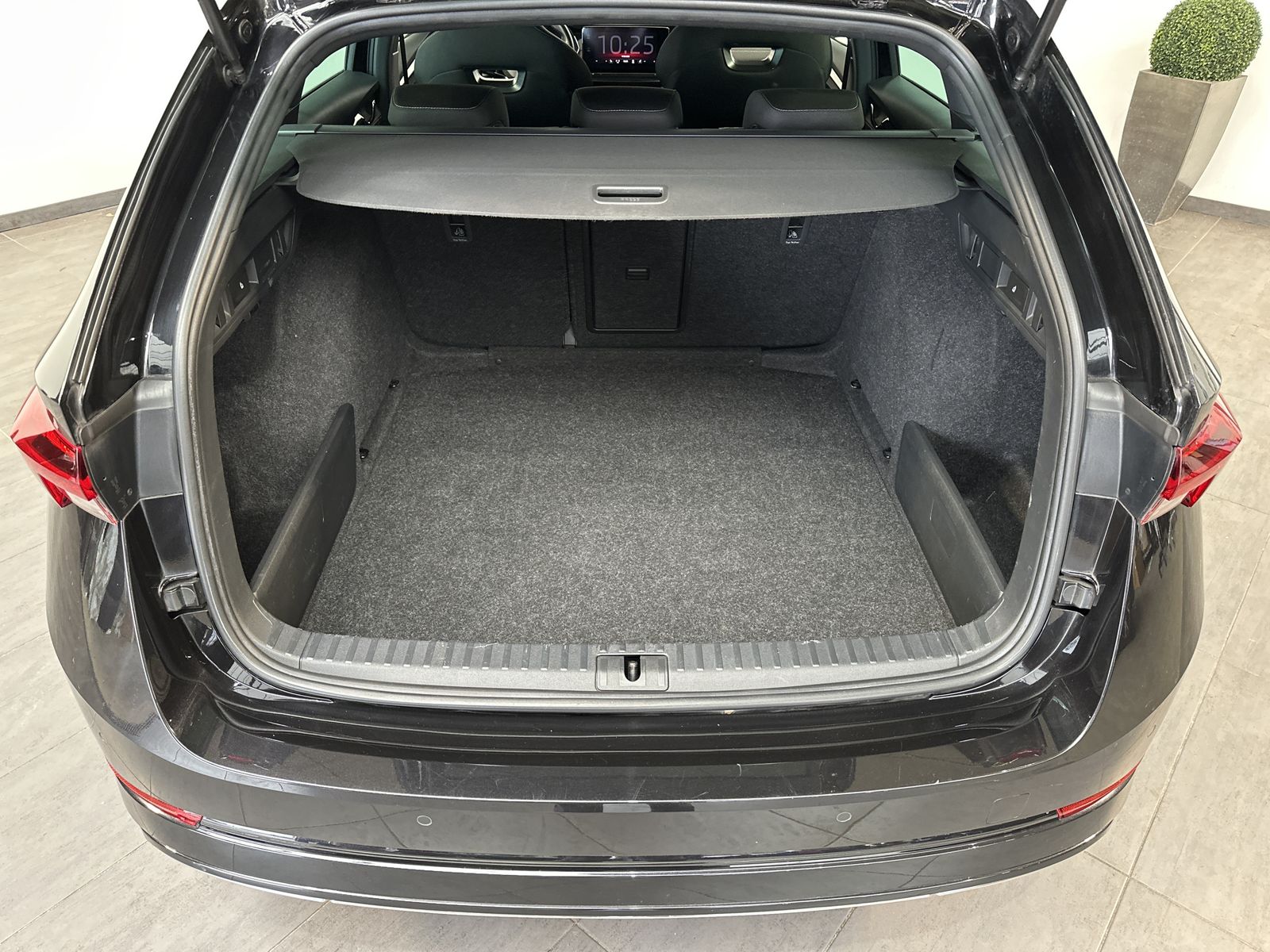 Fahrzeugabbildung SKODA Octavia Combi 2.0 DSG Sportline NAV+LED+VCOCK+PP