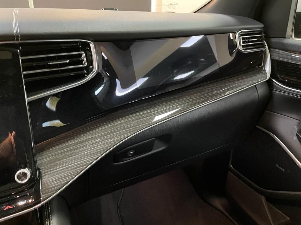 Fahrzeugabbildung Jeep WAGONEER SERIES III E-TORQUE 5.7L-V-8 McIntosh